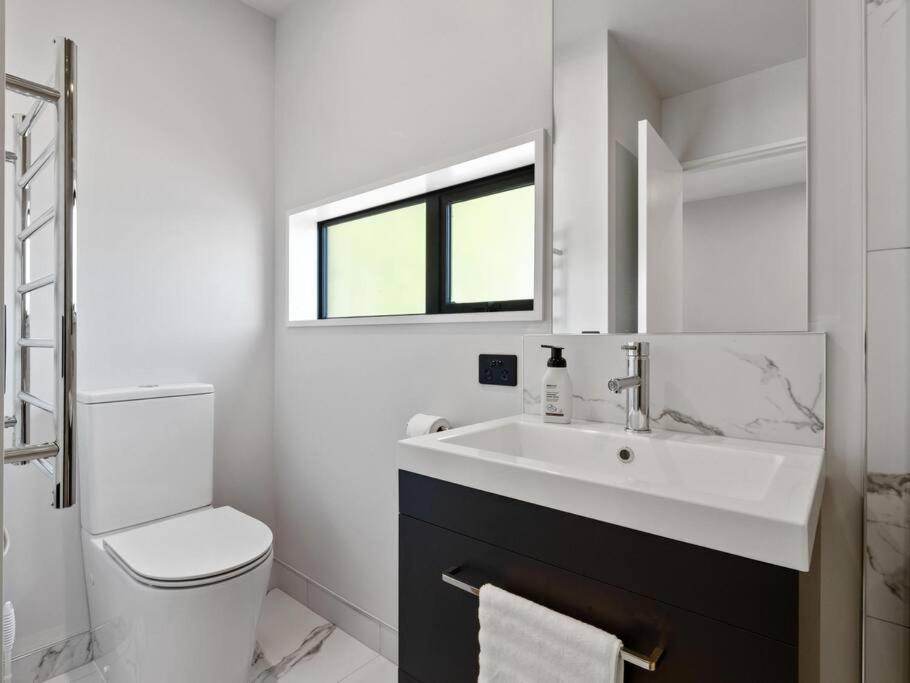 Spa Hideaway in Central City with Parking view 5
