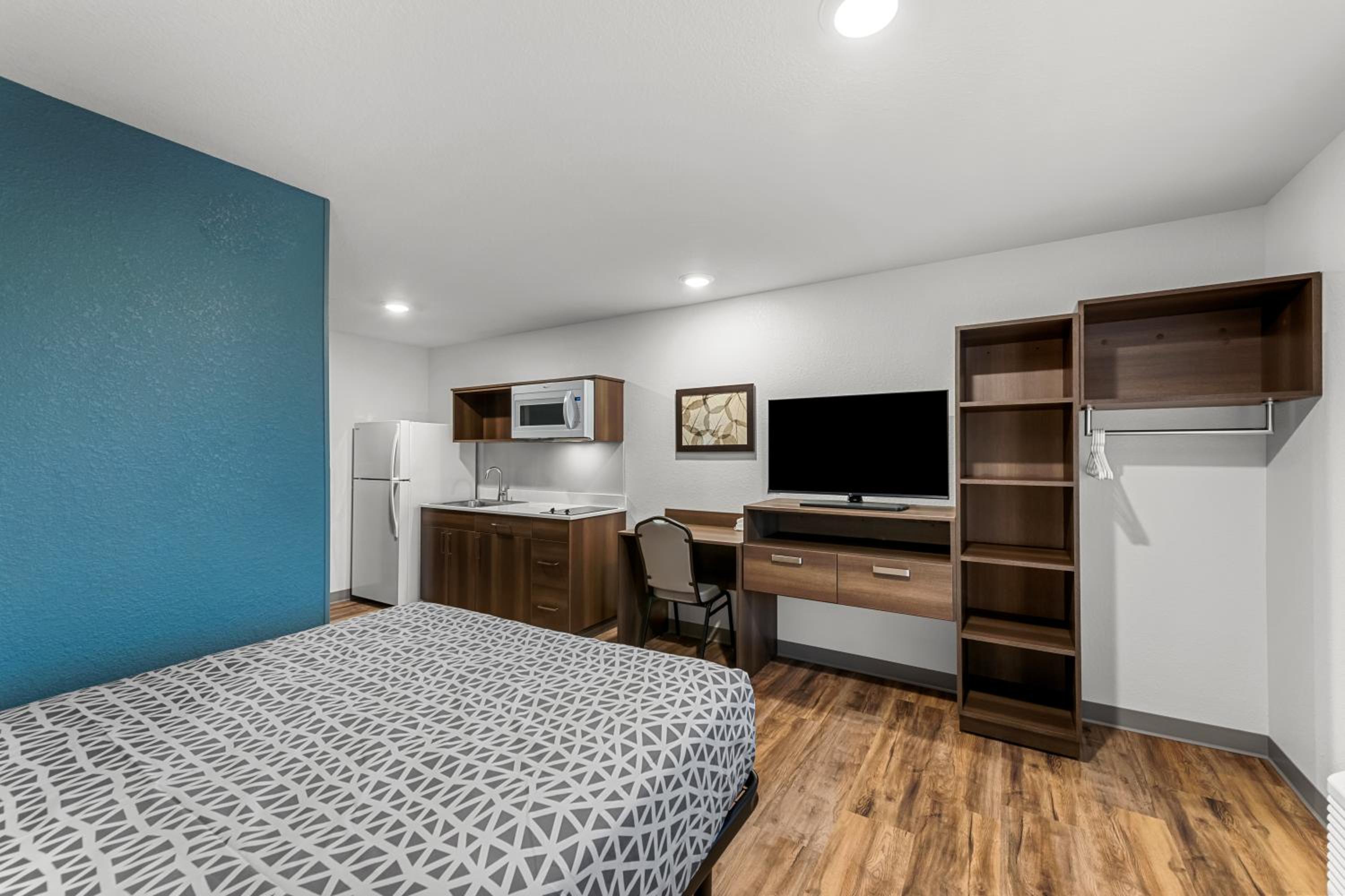 Kansas City Vacations - WoodSpring Suites Kansas City Airport - Property Image 28