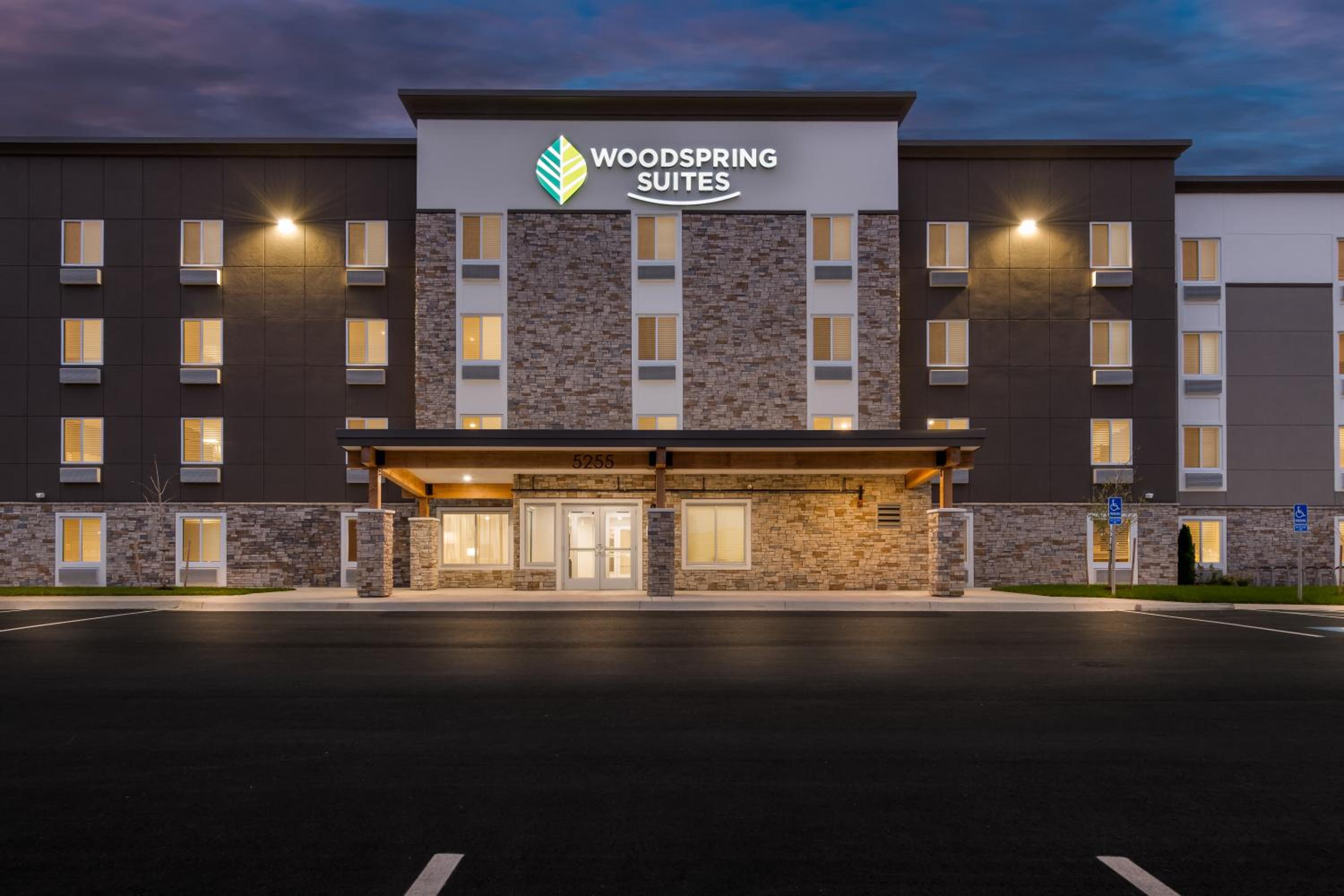 Kansas City Vacations - WoodSpring Suites Kansas City Airport - Property Image 1