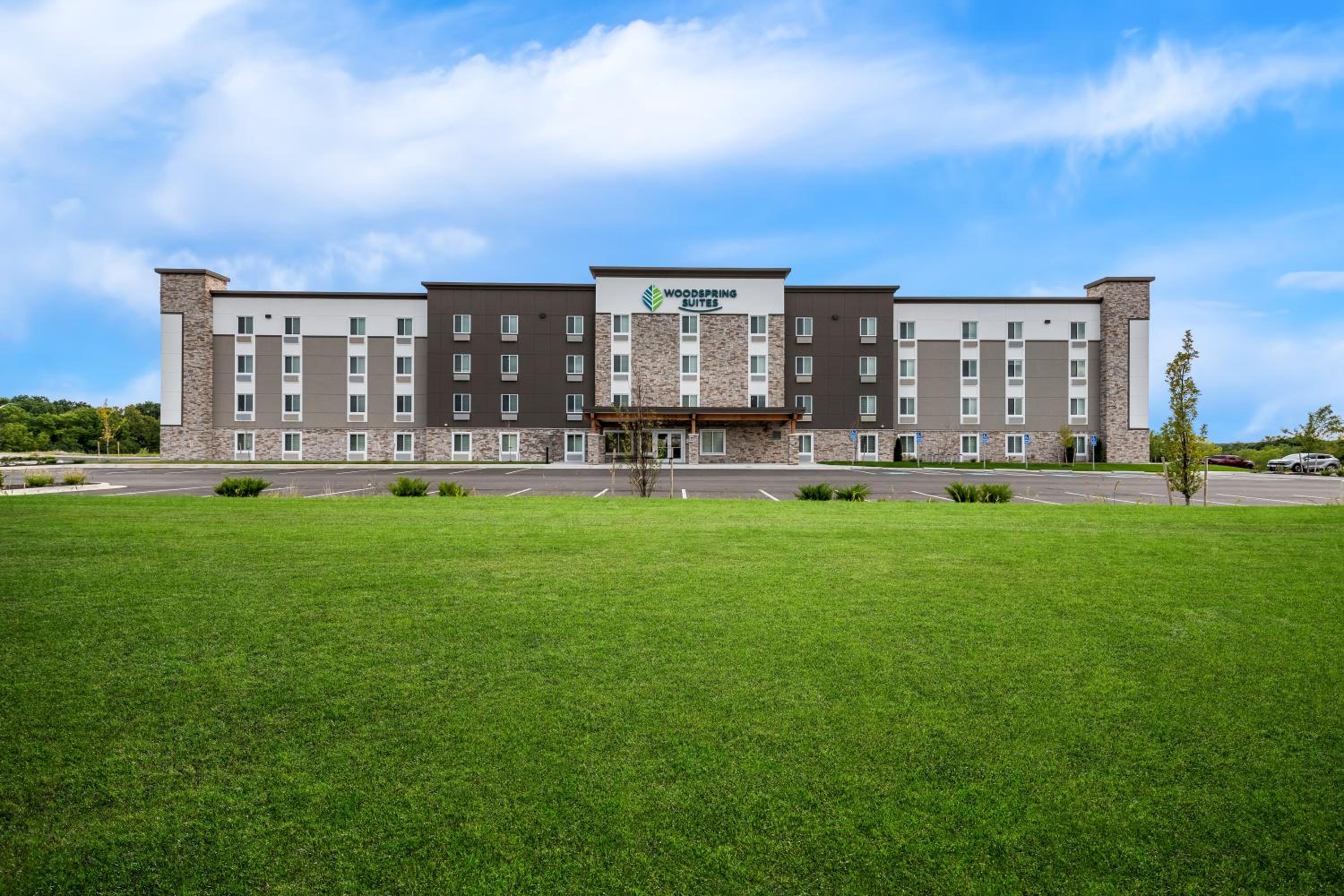 Kansas City Vacations - WoodSpring Suites Kansas City Airport - Property Image 24
