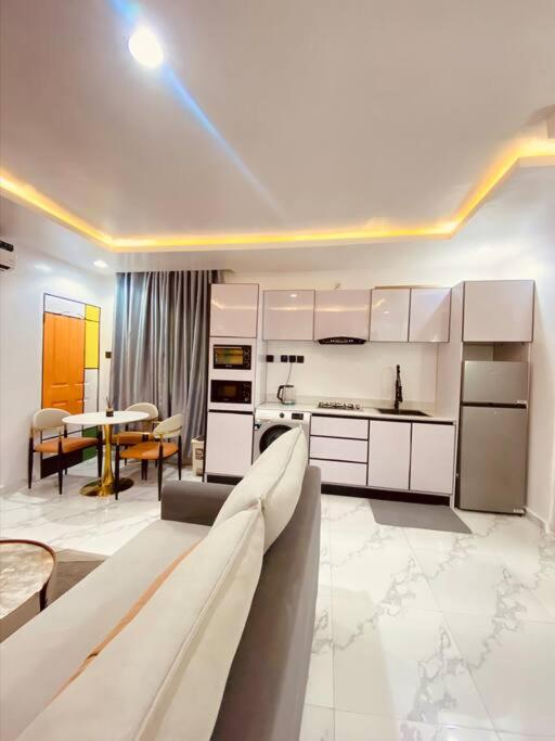 Lekki Fly, Luxurious 1Bedroom Lekki Phase1 view 3