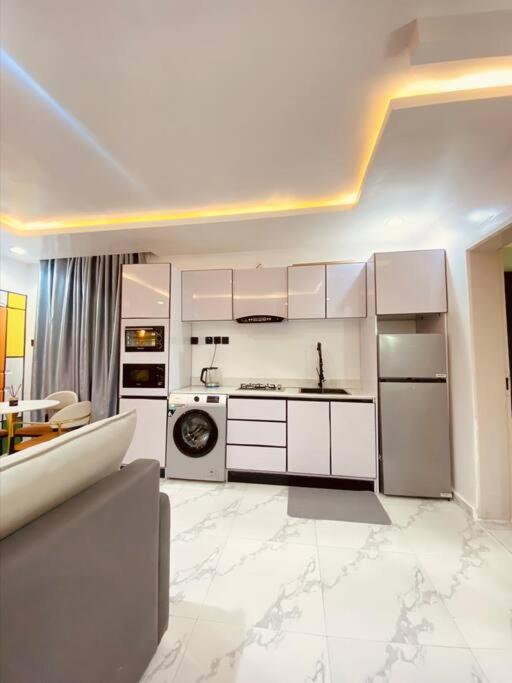 Lekki Fly, Luxurious 1Bedroom Lekki Phase1 view 4