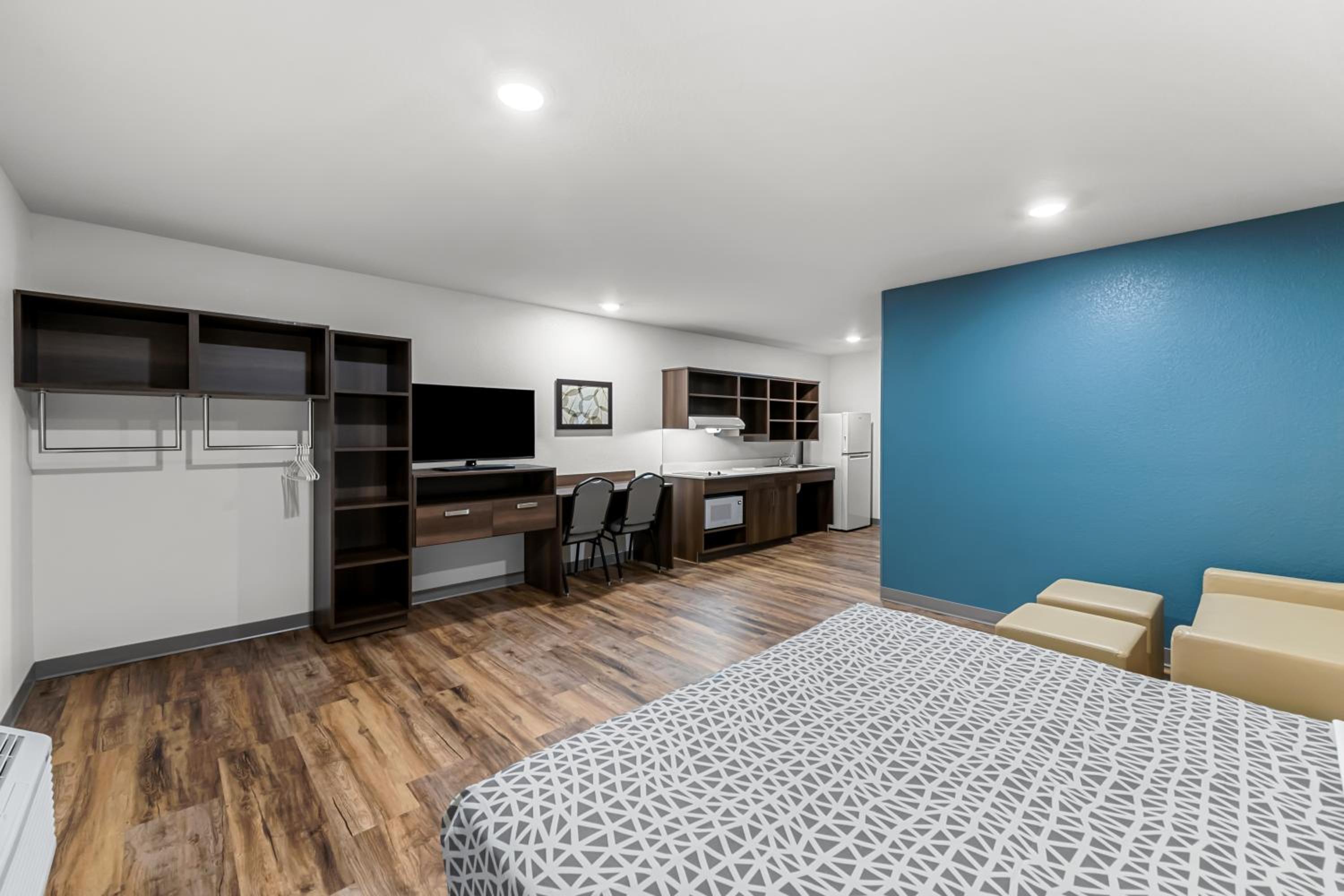 Kansas City Vacations - WoodSpring Suites Kansas City Airport - Property Image 15
