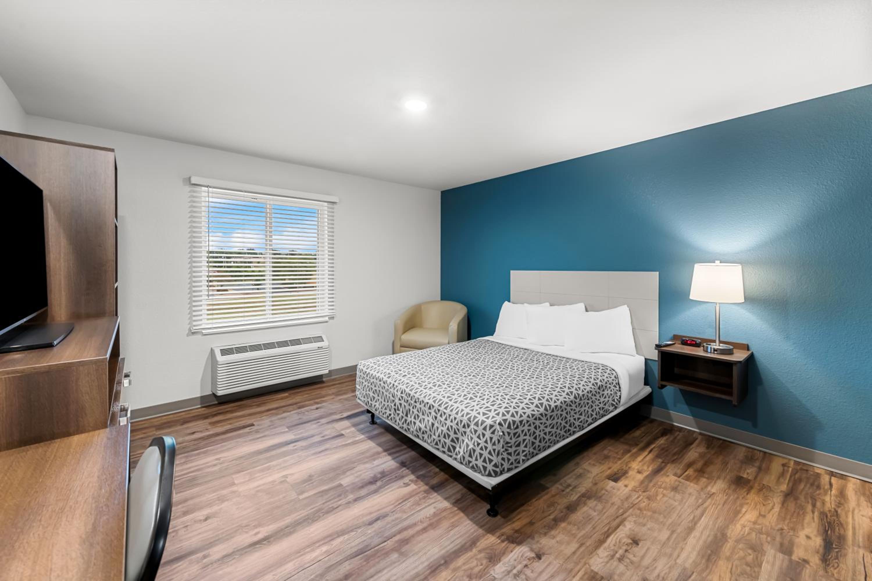 Kansas City Vacations - WoodSpring Suites Kansas City Airport - Property Image 18