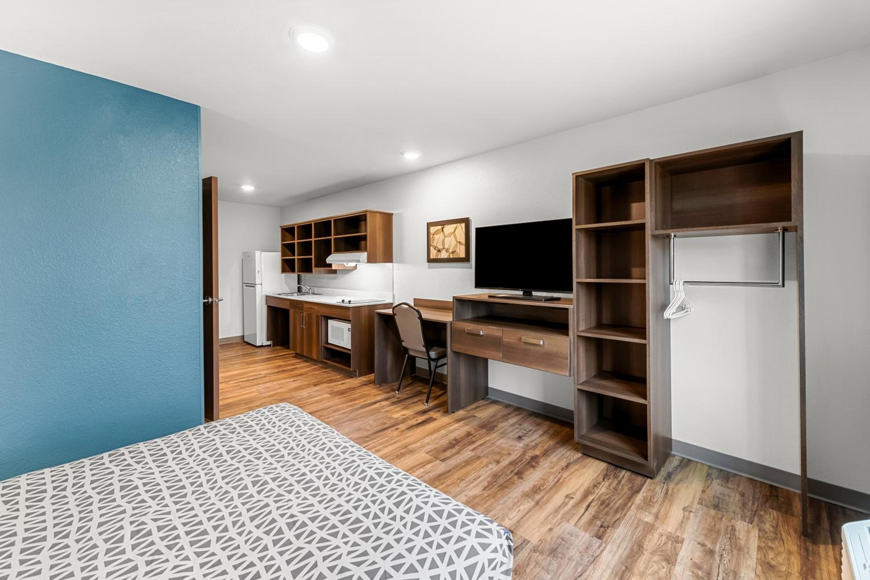 Kansas City Vacations - WoodSpring Suites Kansas City Airport - Property Image 17