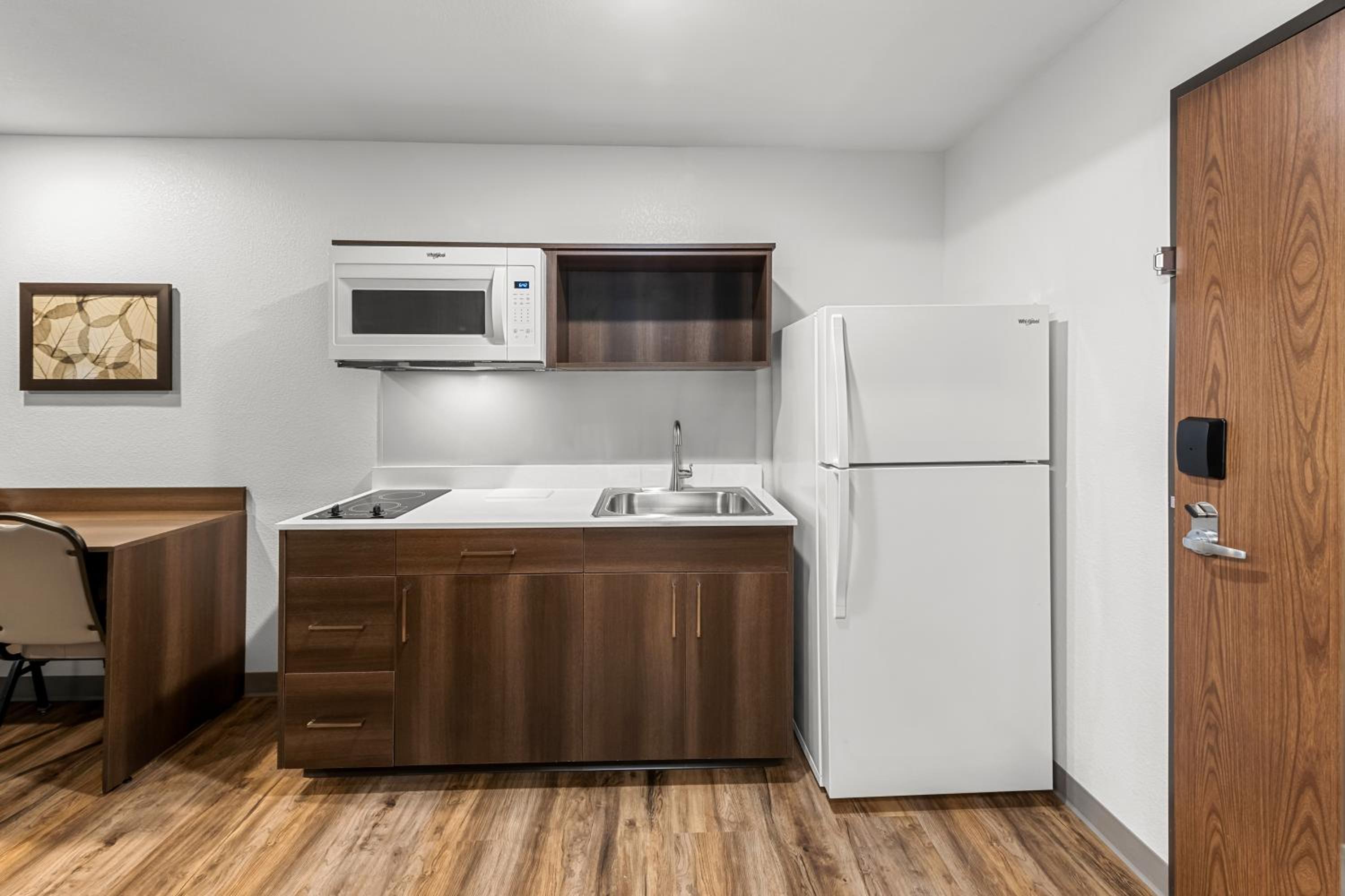 Kansas City Vacations - WoodSpring Suites Kansas City Airport - Property Image 14