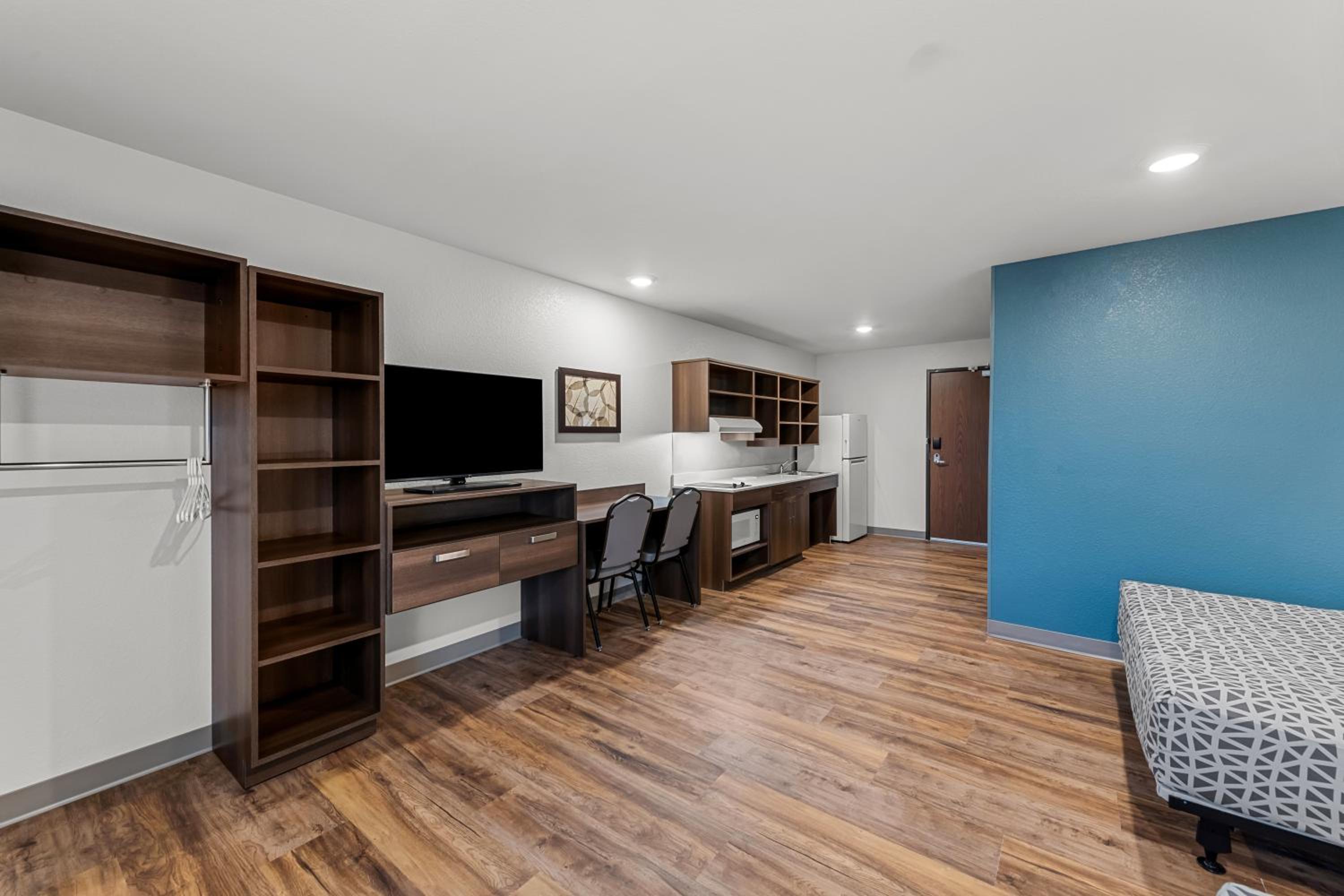 Kansas City Vacations - WoodSpring Suites Kansas City Airport - Property Image 10