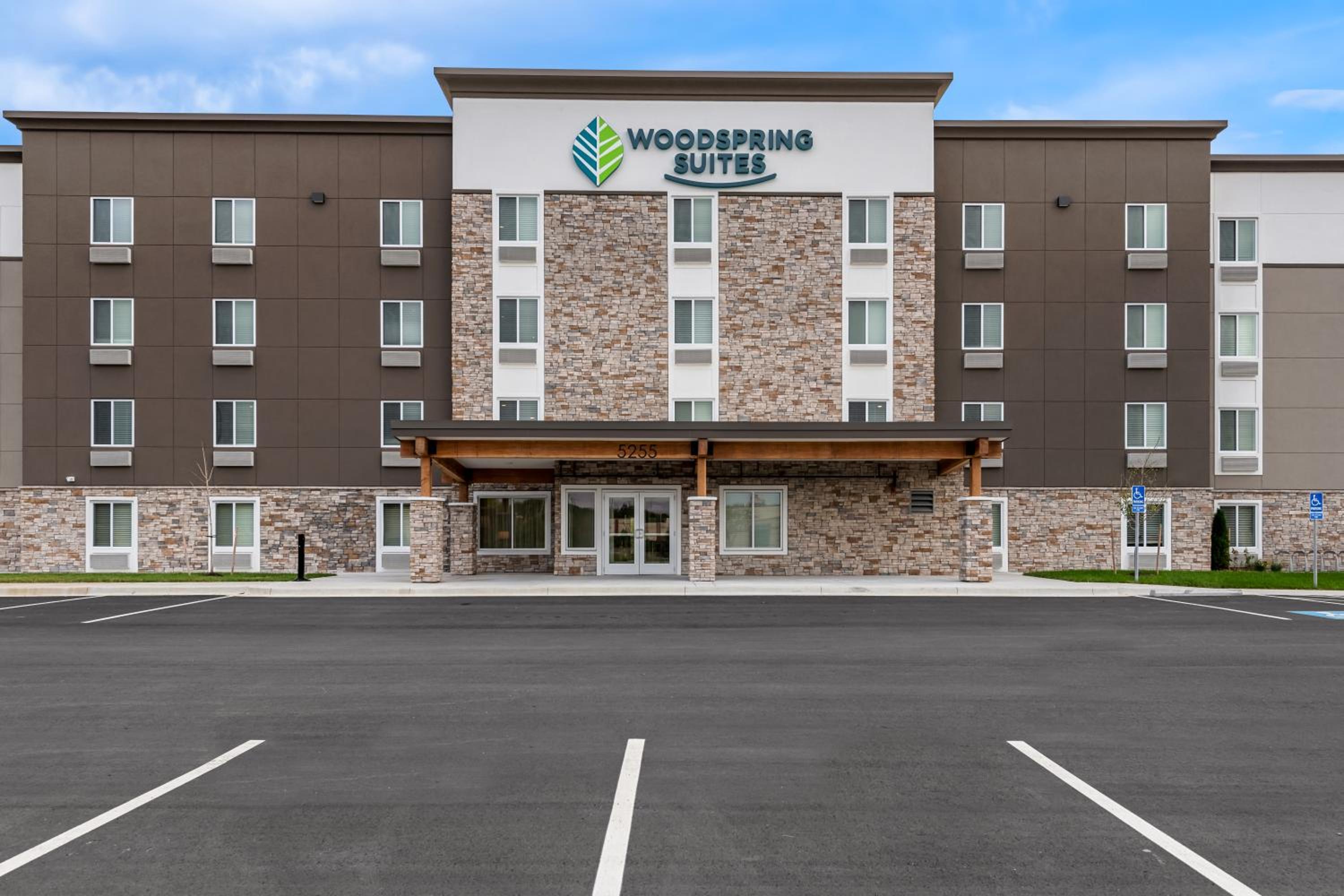 Kansas City Vacations - WoodSpring Suites Kansas City Airport - Property Image 7