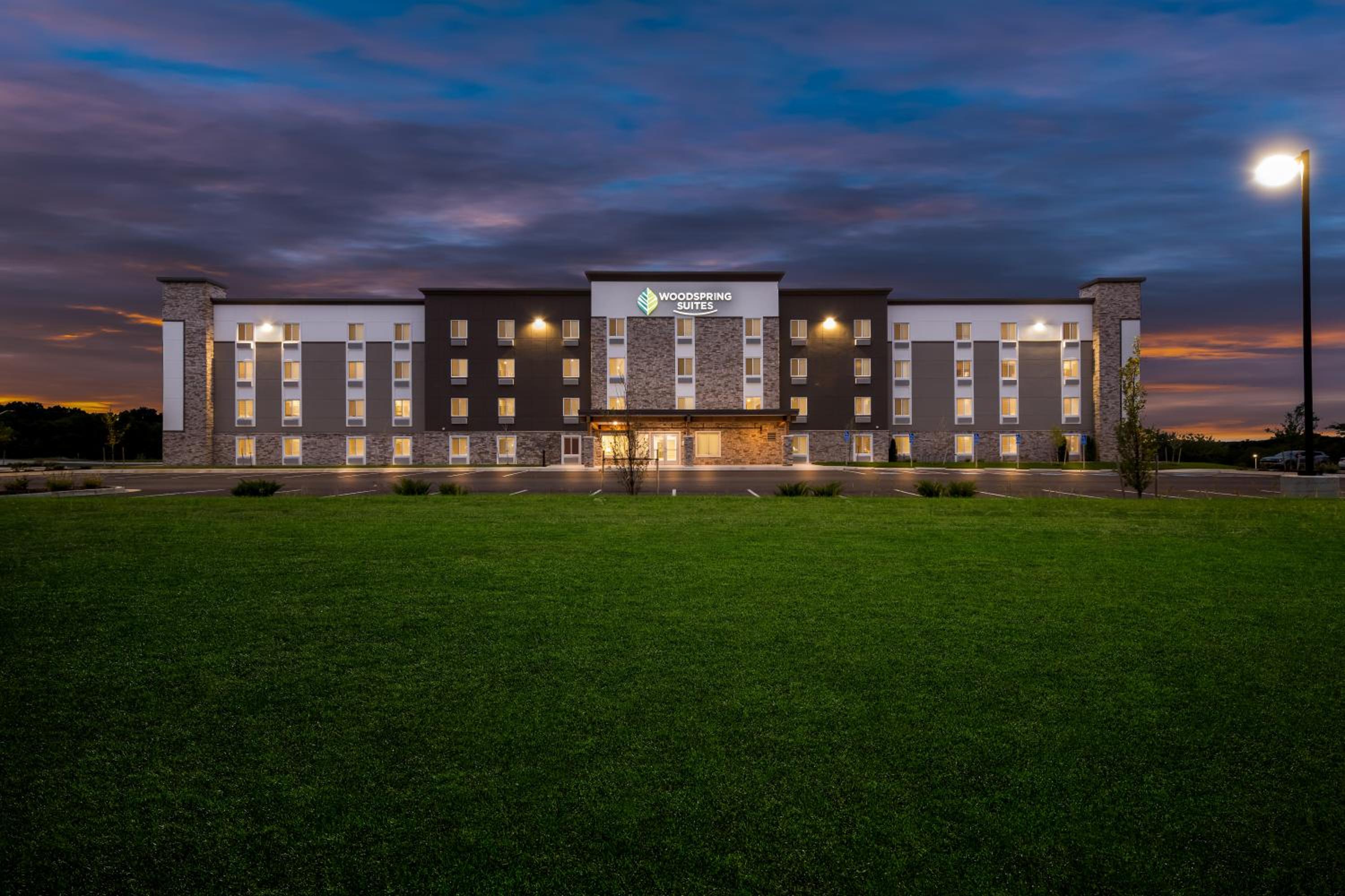 Kansas City Vacations - WoodSpring Suites Kansas City Airport - Property Image 3