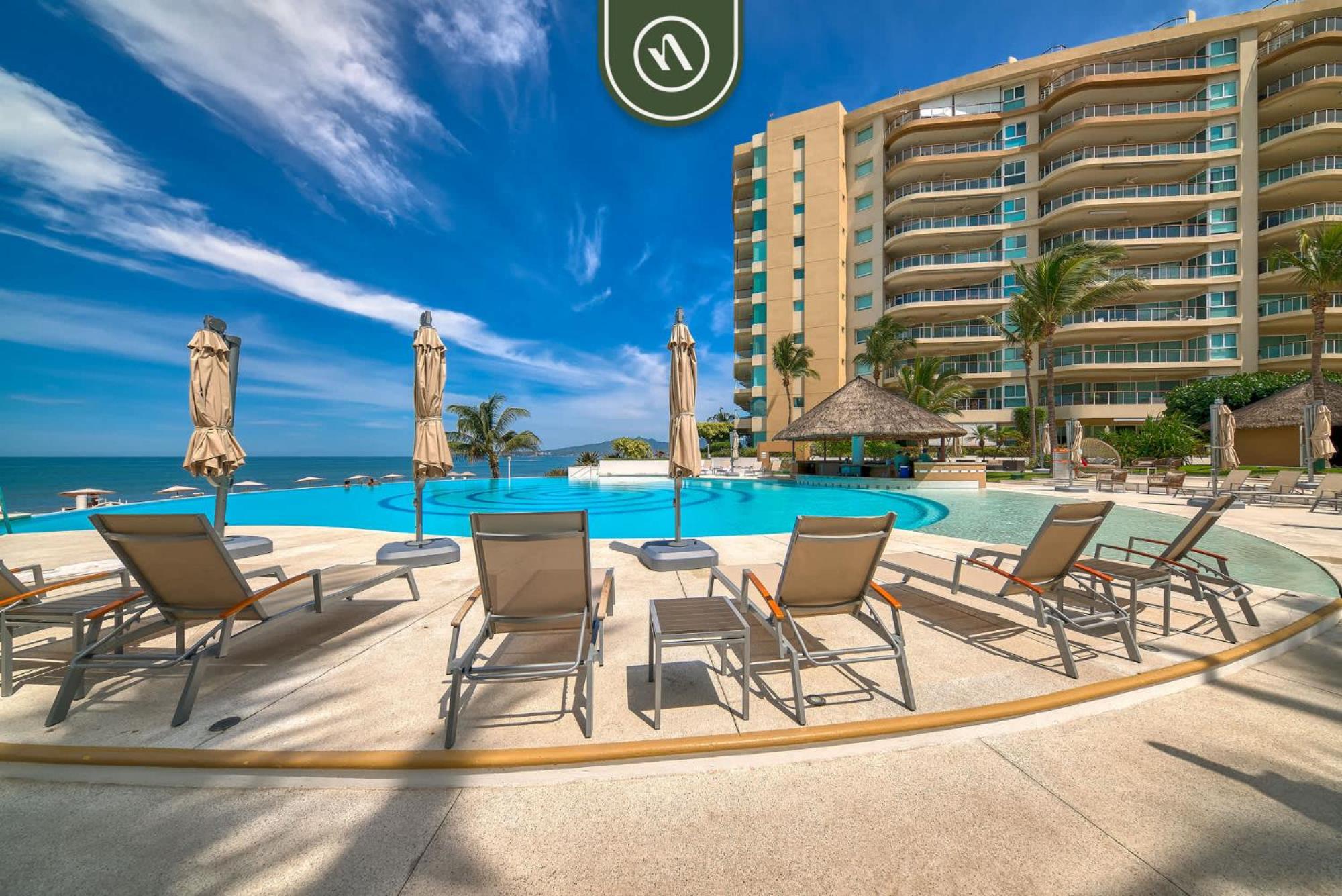 Luxury 4 BR Condo - Private Beachfront Deck with Pool