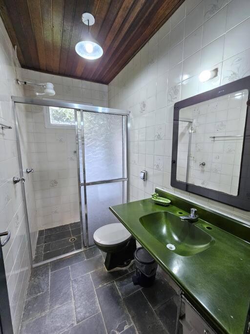 Casa com piscina a 500m da Praia Brava - Ubatuba
