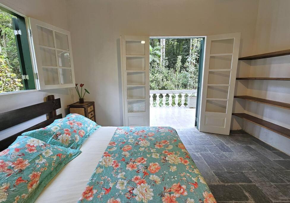 Casa com piscina a 500m da Praia Brava - Ubatuba