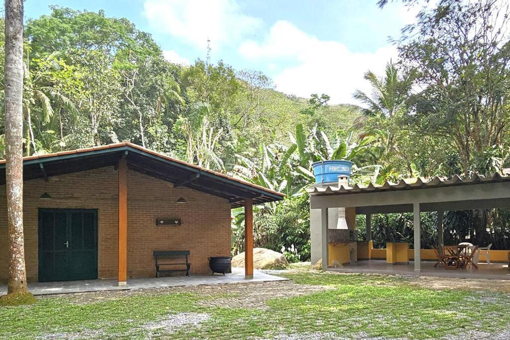 Casa com piscina a 500m da Praia Brava - Ubatuba