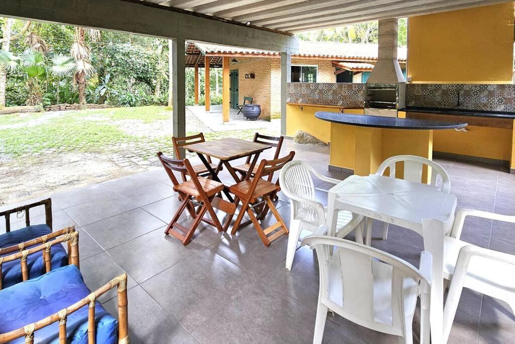 Casa com piscina a 500m da Praia Brava - Ubatuba