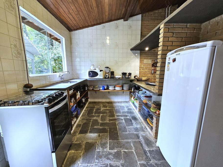 Casa com piscina a 500m da Praia Brava - Ubatuba