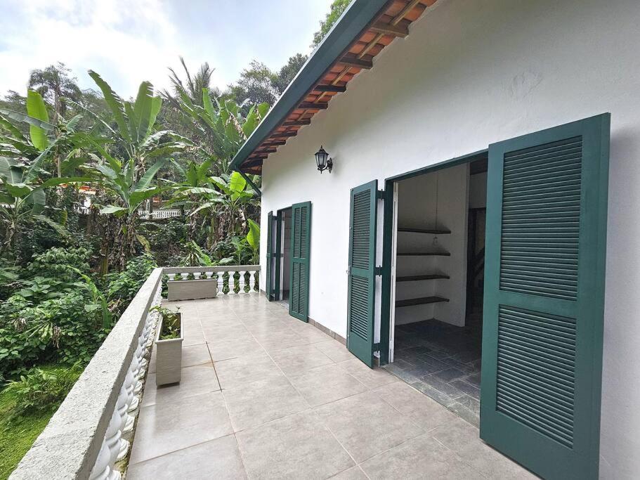 Casa com piscina a 500m da Praia Brava - Ubatuba