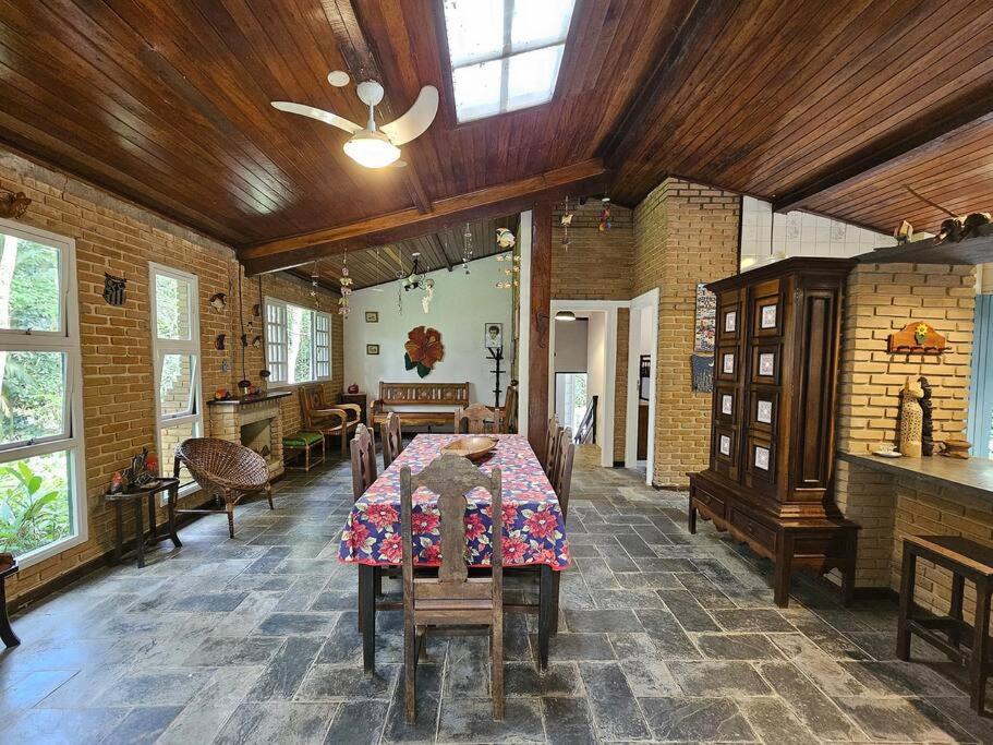 Casa com piscina a 500m da Praia Brava - Ubatuba