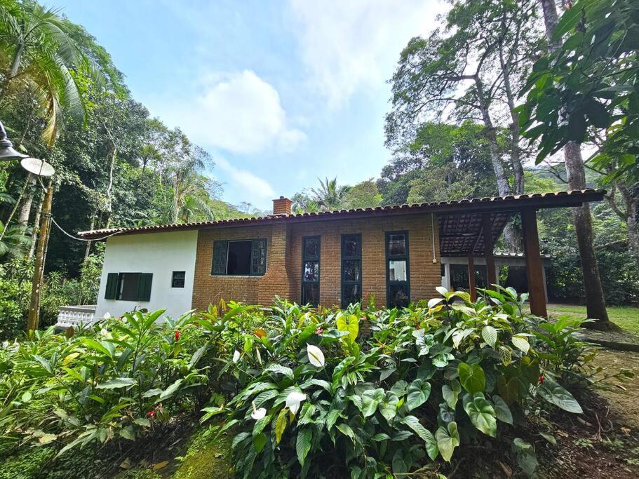 Casa com piscina a 500m da Praia Brava - Ubatuba