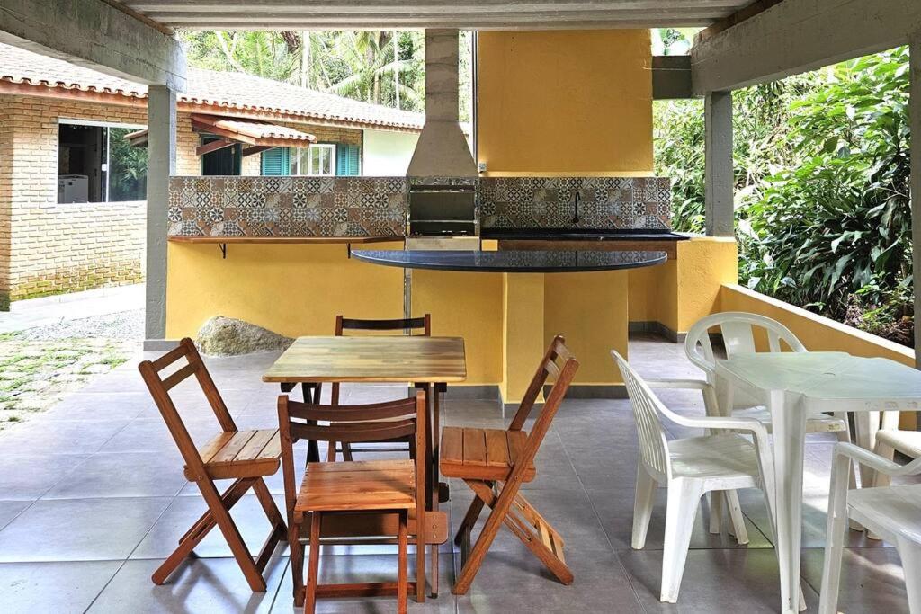 Casa com piscina a 500m da Praia Brava - Ubatuba