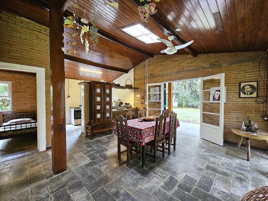Casa com piscina a 500m da Praia Brava - Ubatuba