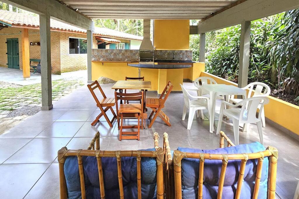 Casa com piscina a 500m da Praia Brava - Ubatuba
