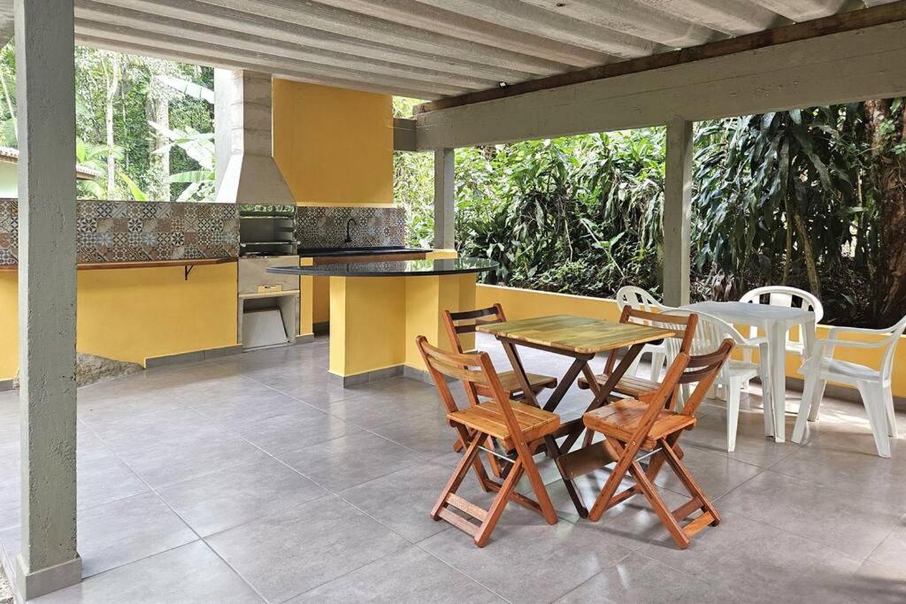 Casa com piscina a 500m da Praia Brava - Ubatuba