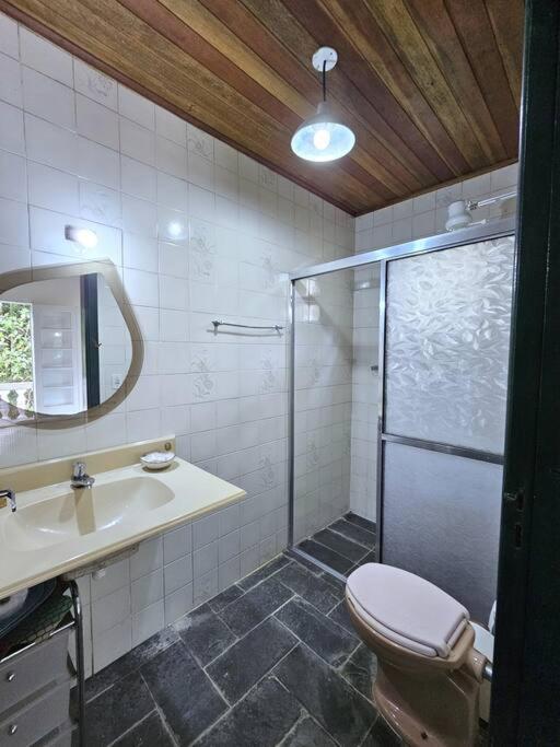 Casa com piscina a 500m da Praia Brava - Ubatuba