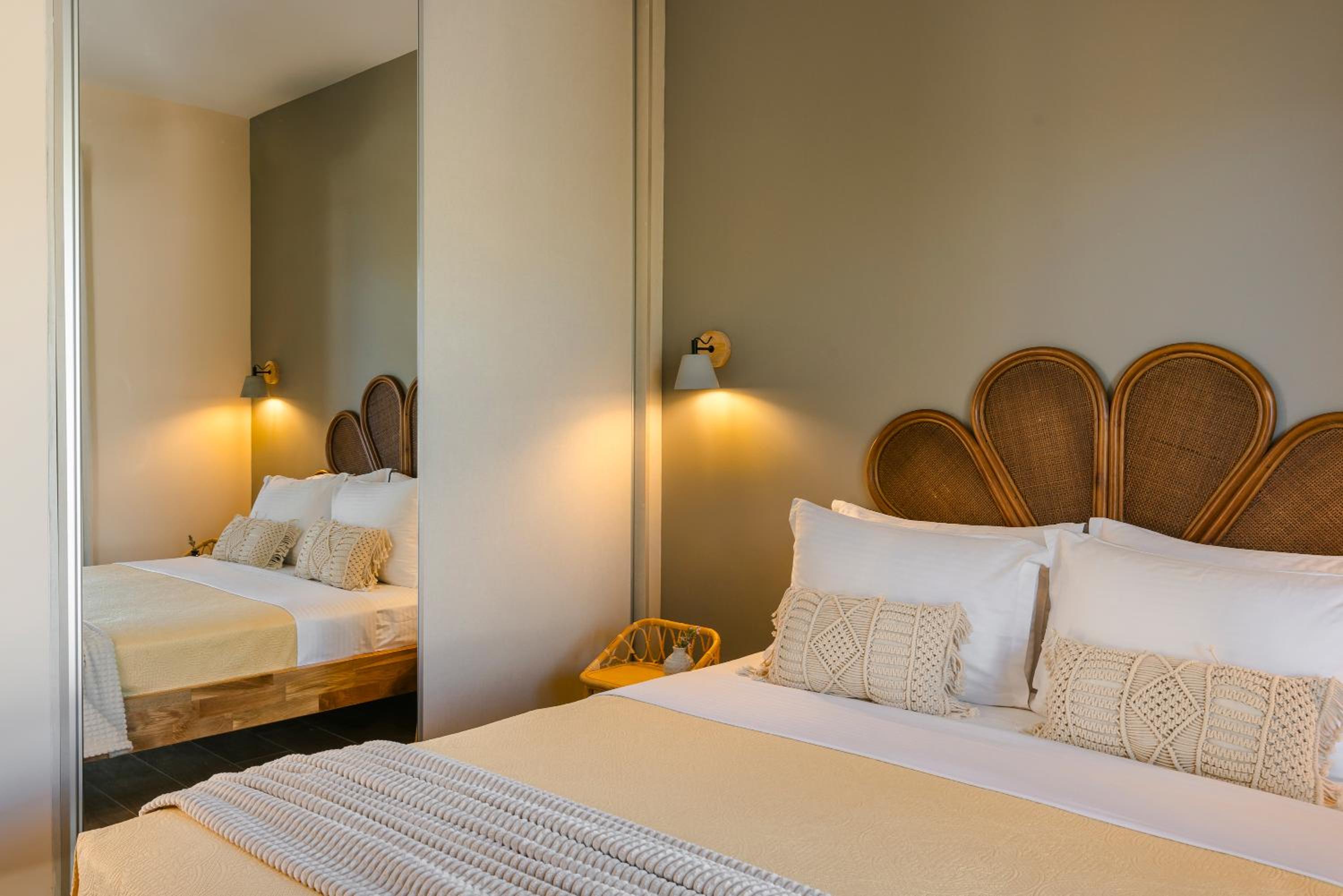 aZOLAki Suites
