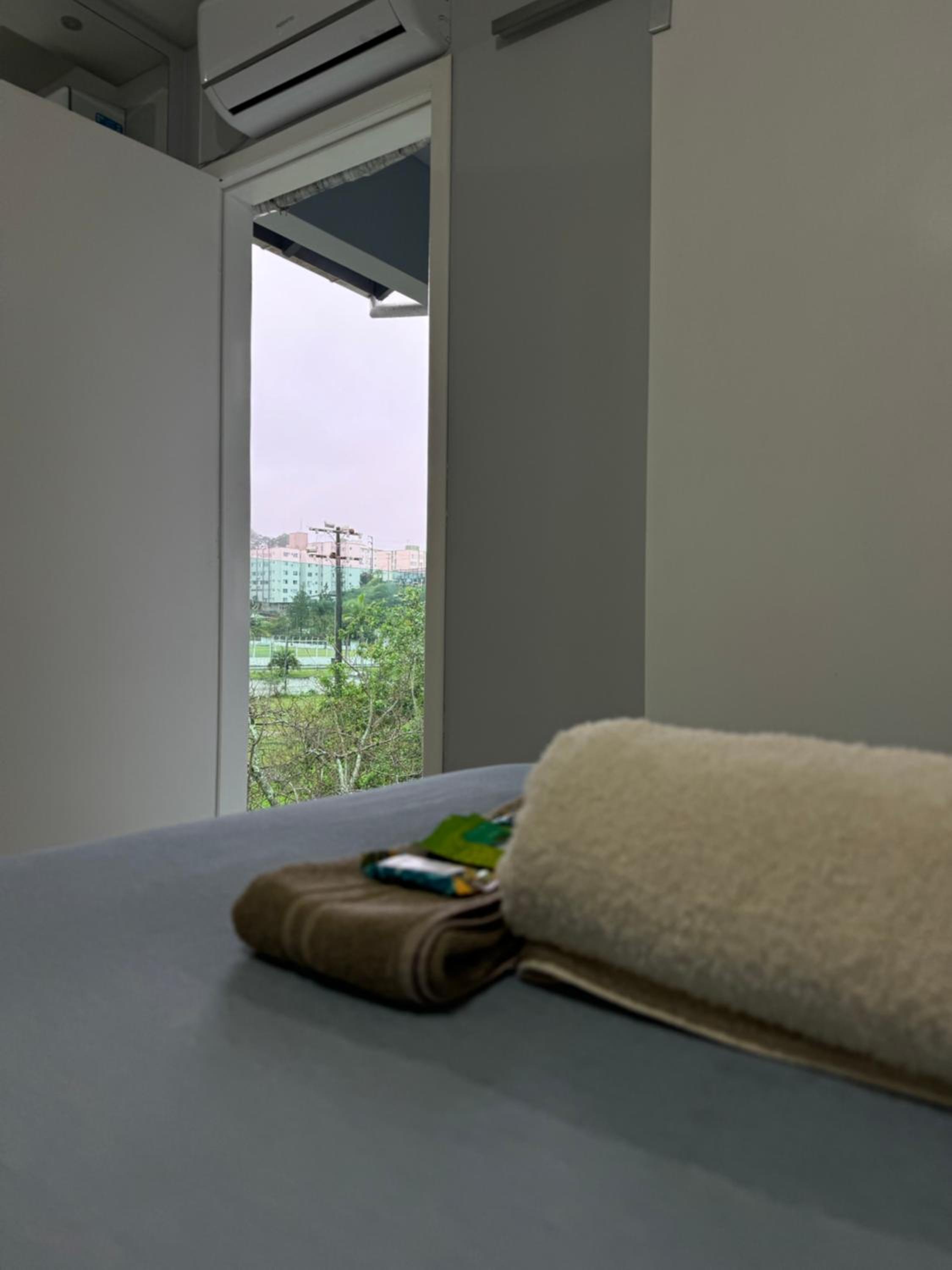 Suíte Grande com AR, TV e sacada em Florianópolis