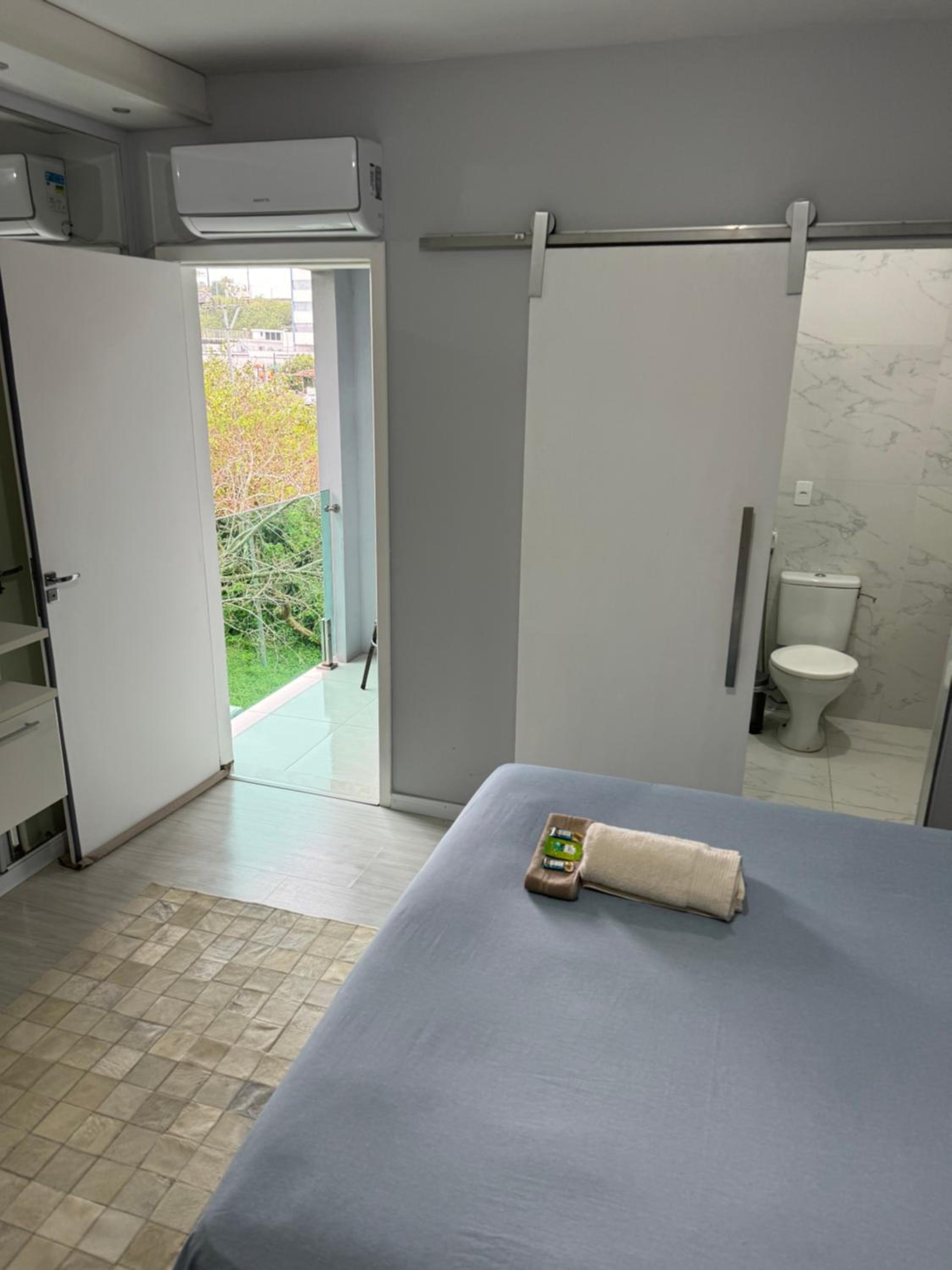 Suíte Grande com AR, TV e sacada em Florianópolis