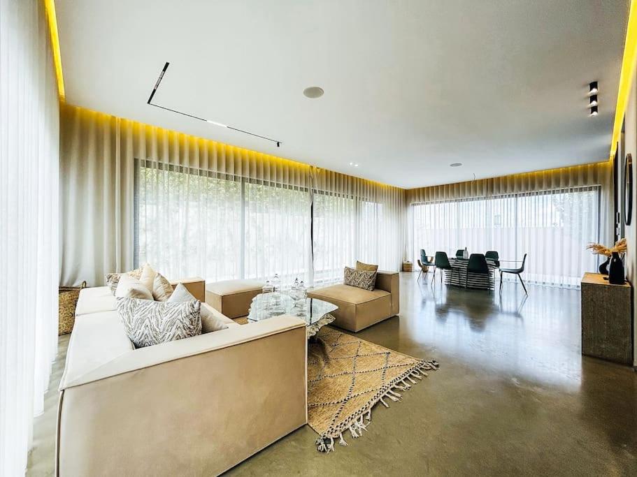 Luxury 4BR Villa With Pool, Amelkis view 3