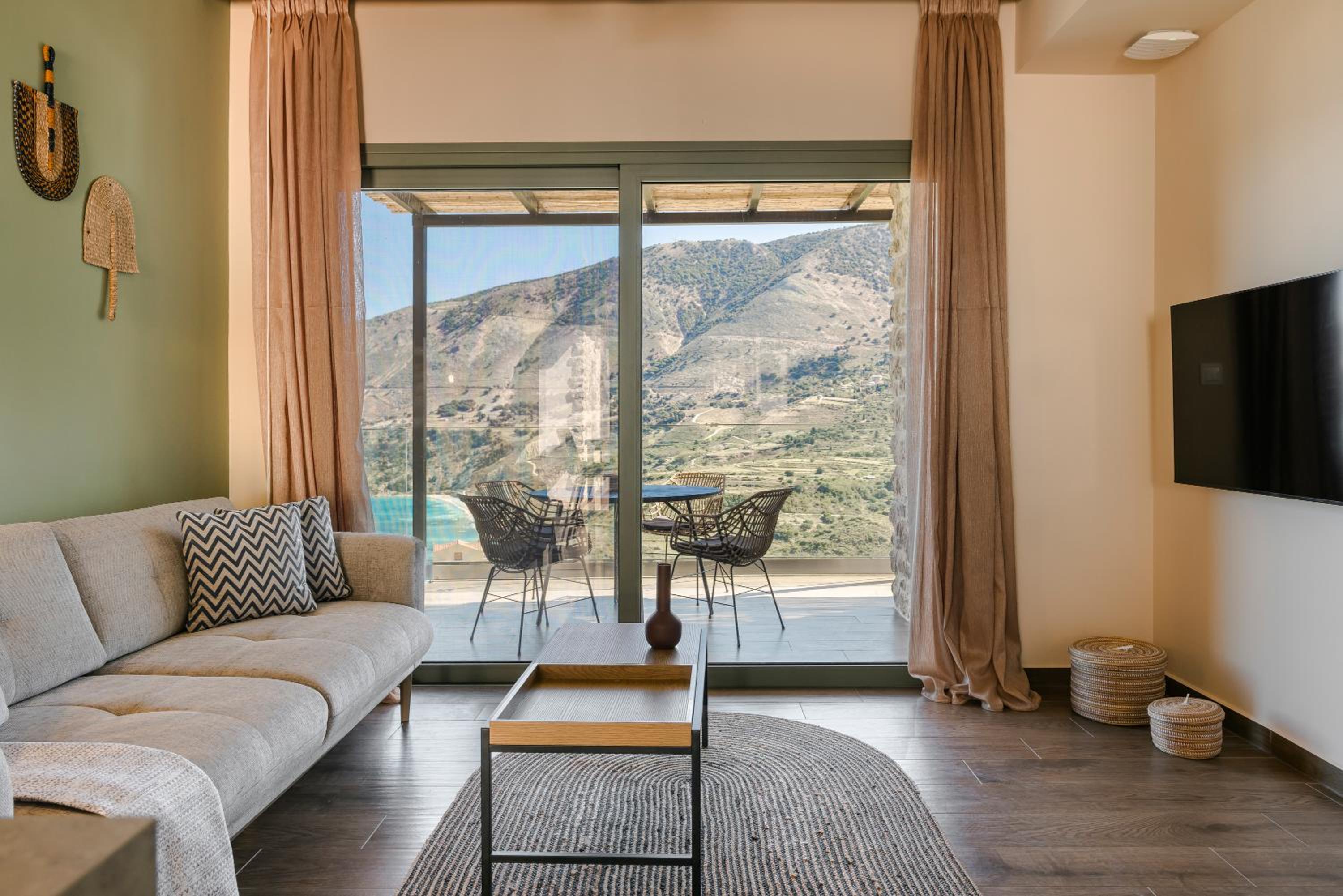 aZOLAki Suites