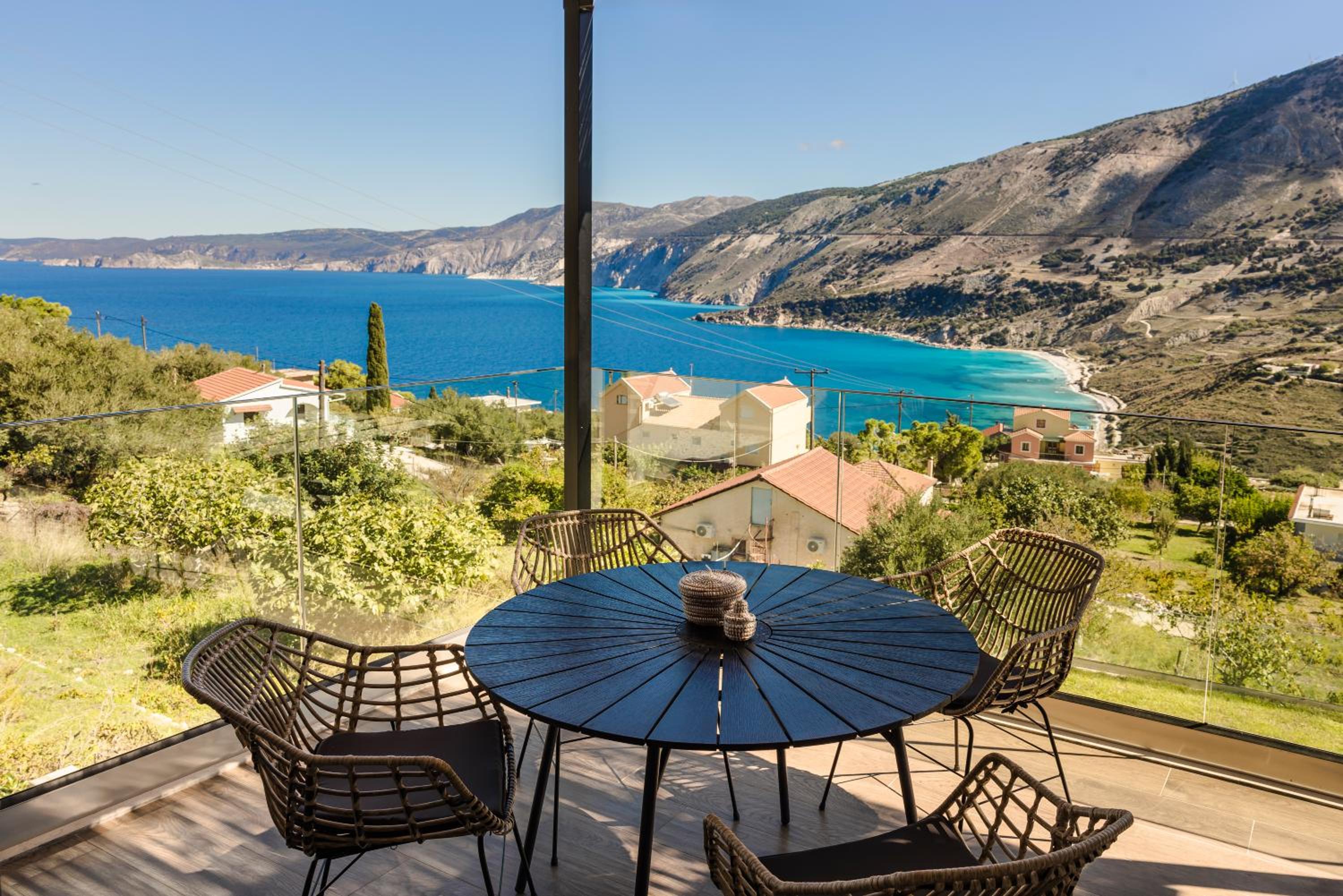 aZOLAki Suites