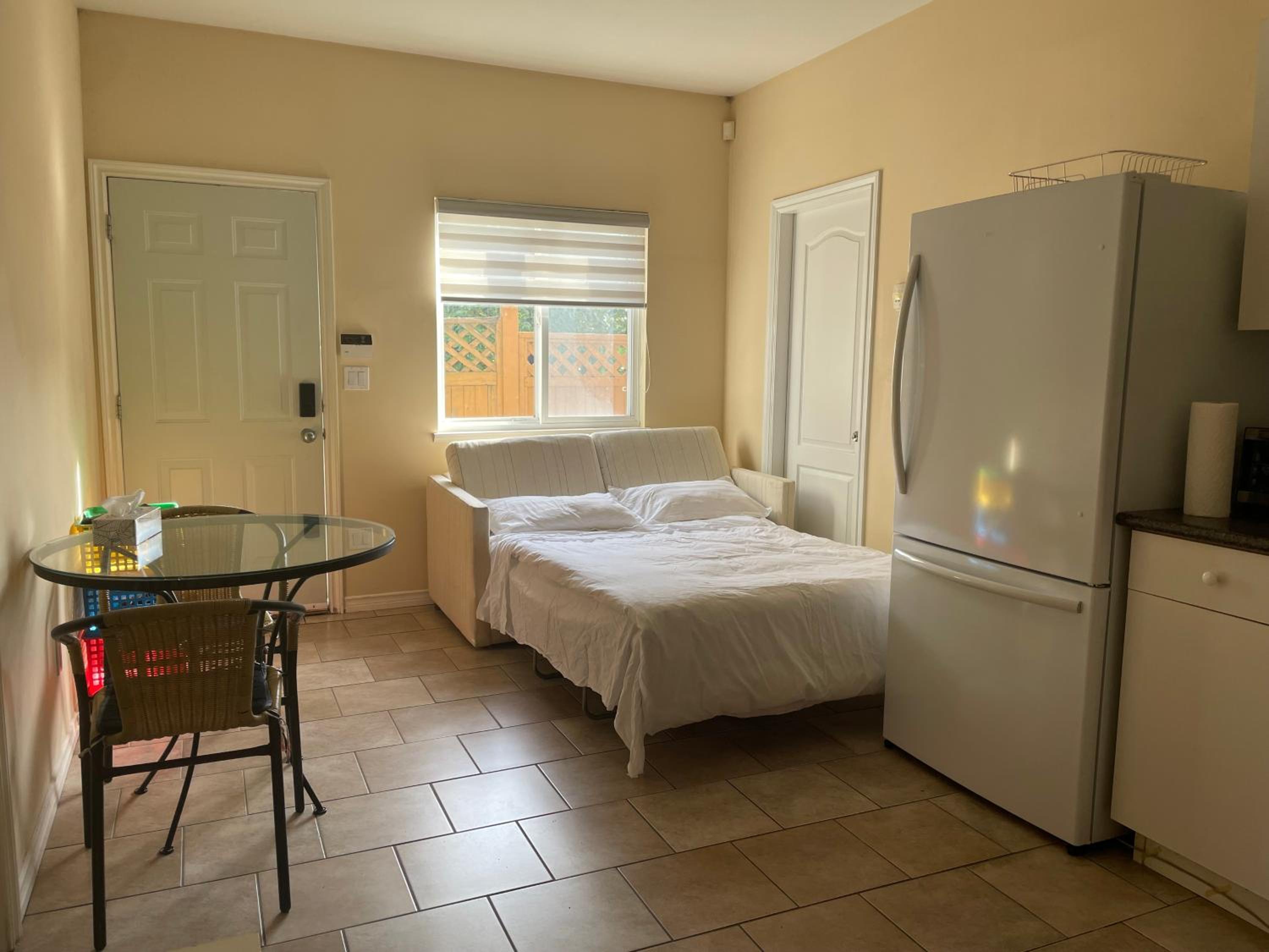 Metrotown 1 bedroom suite or apartment by Hong