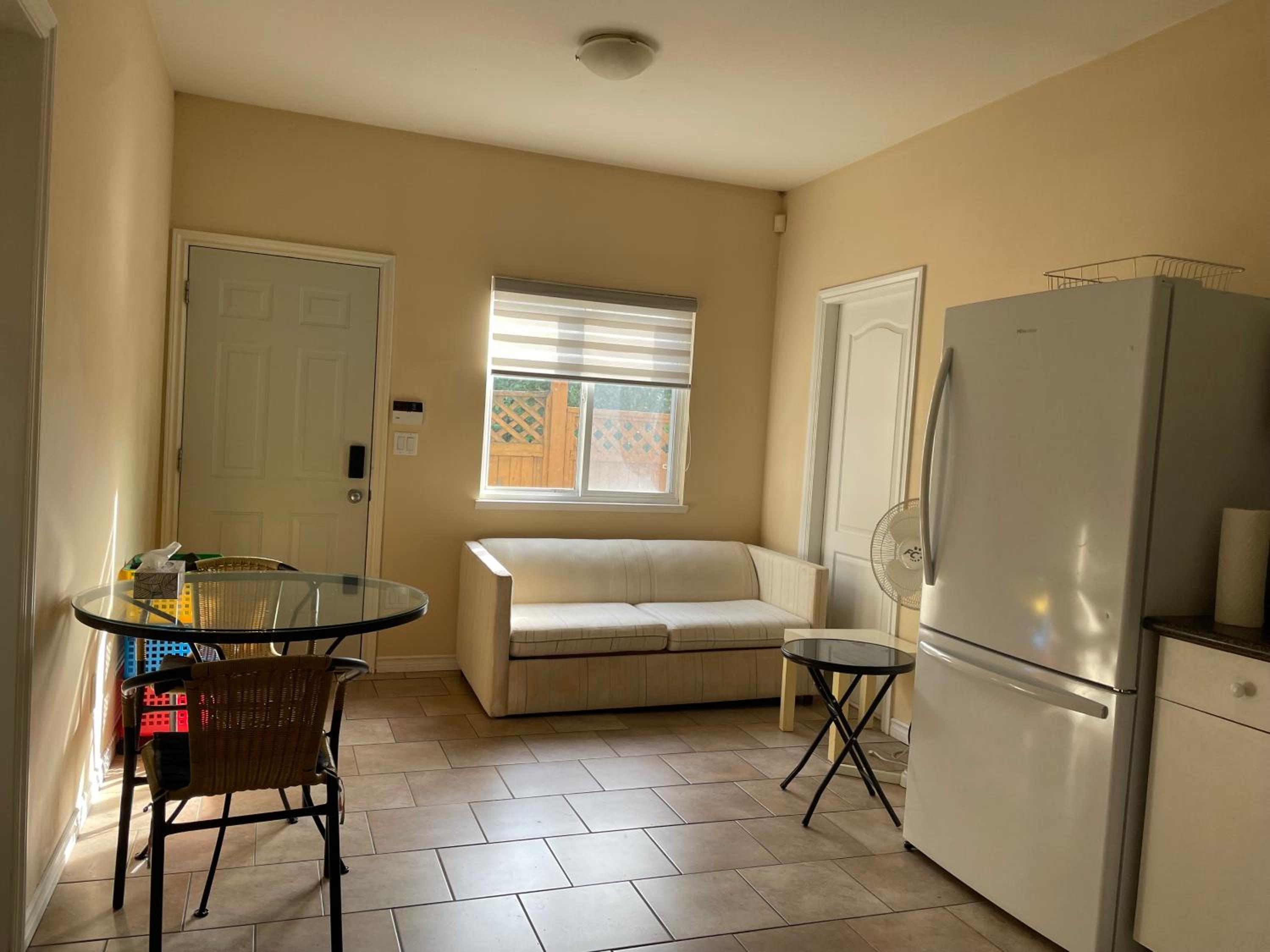 Metrotown 1 bedroom suite or apartment by Hong