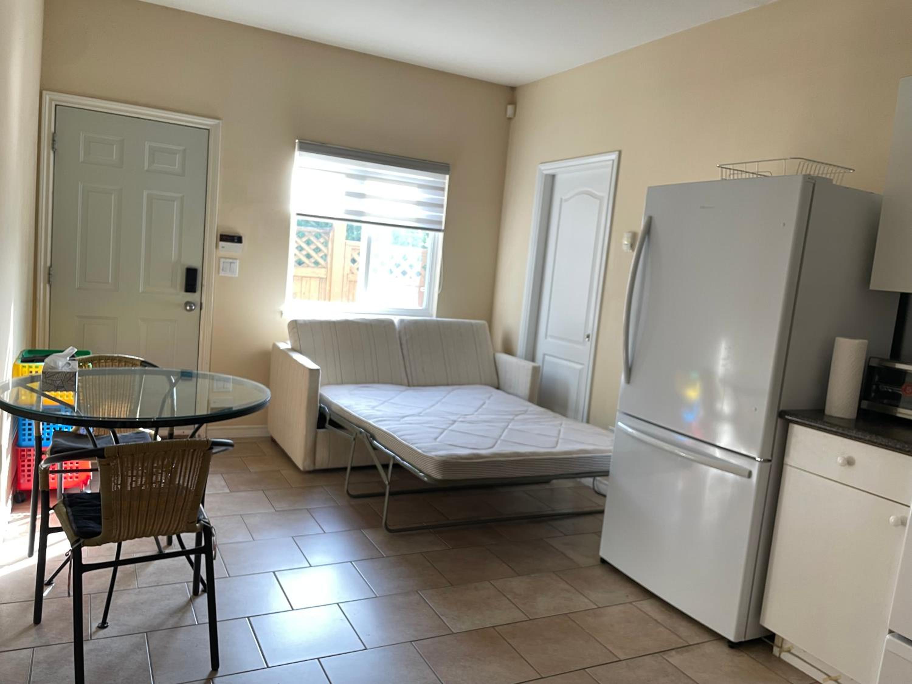 Metrotown 1 bedroom suite or apartment by Hong