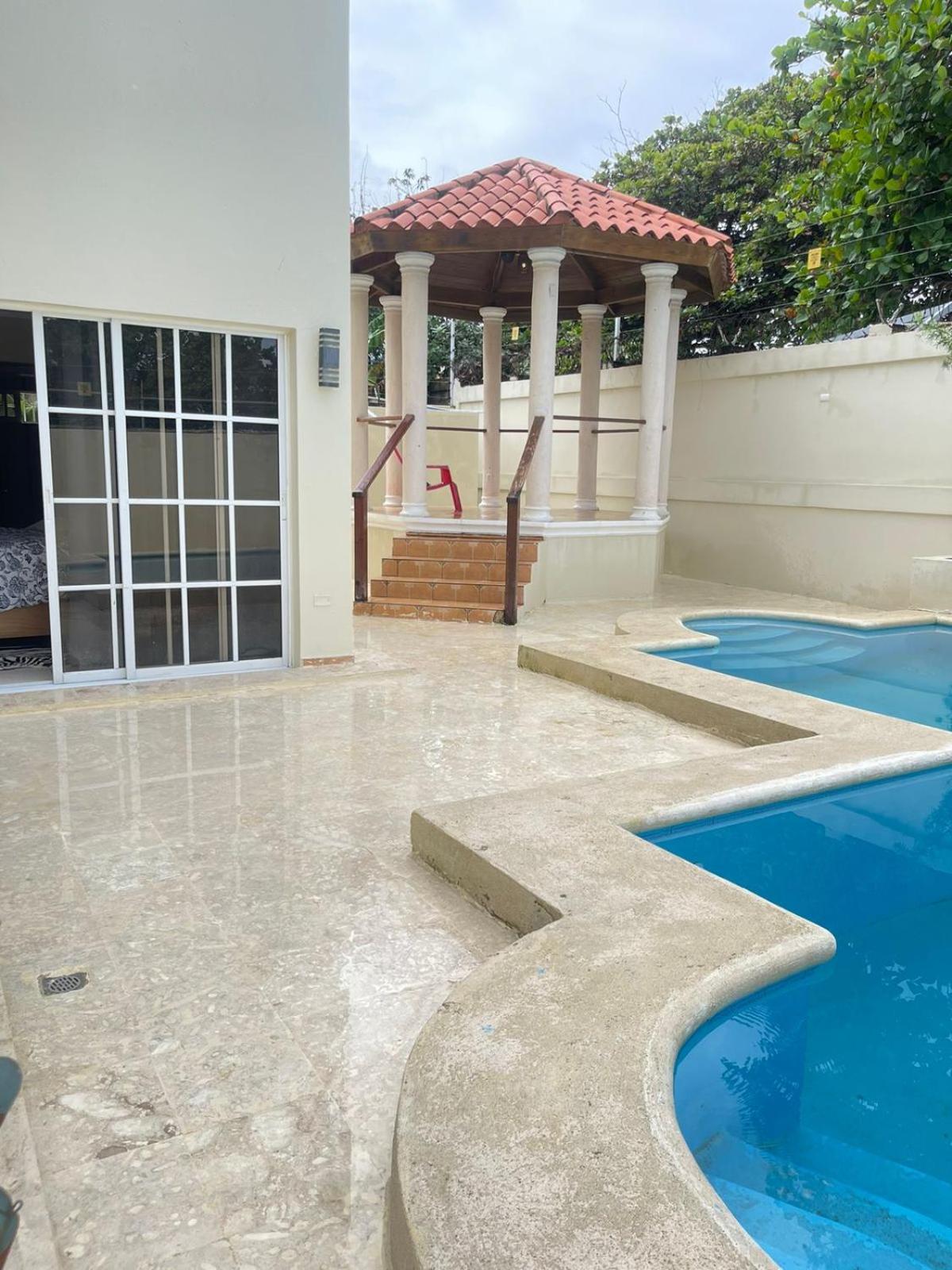 Villa familiar con vista al océano
