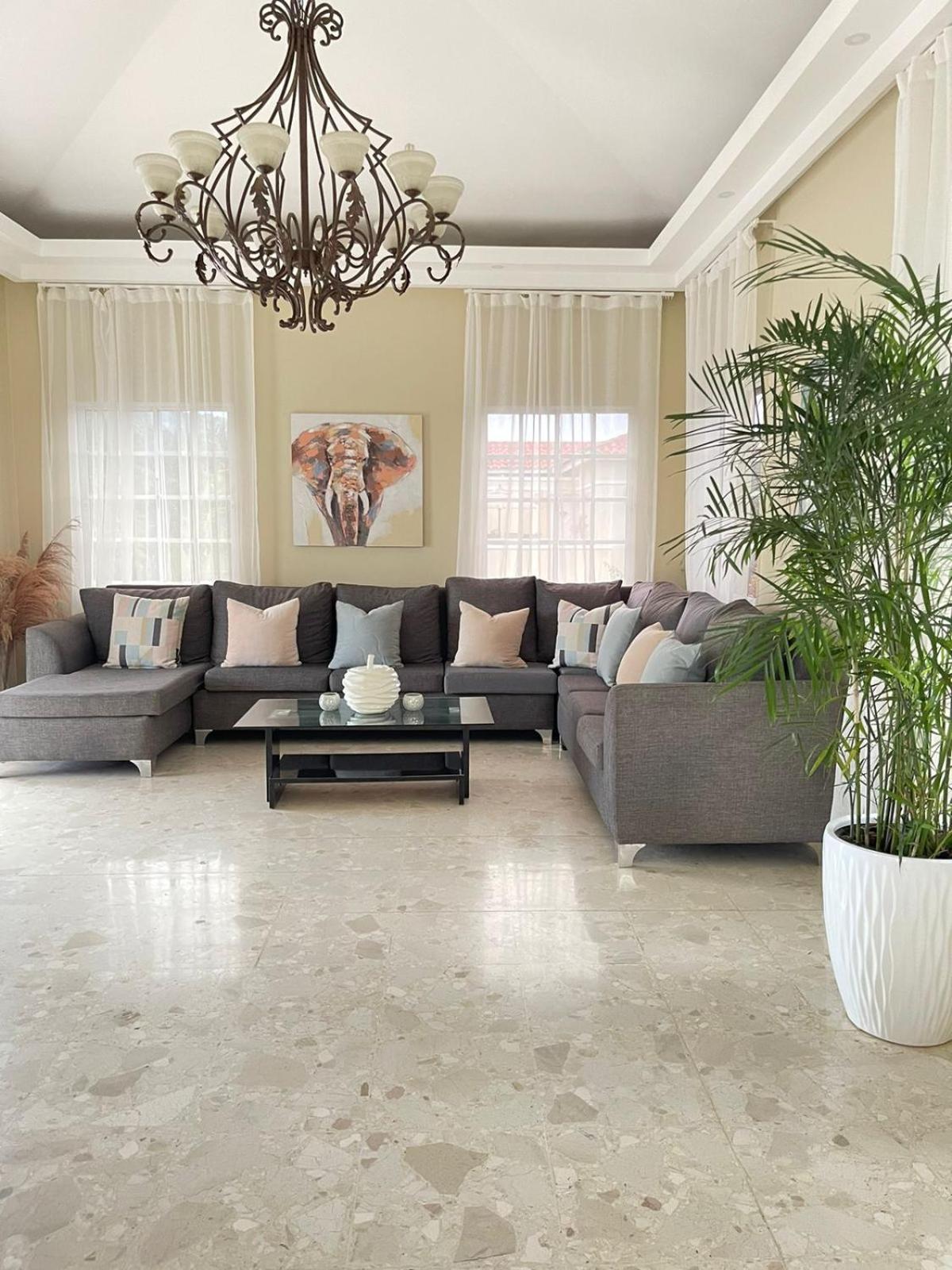 Villa familiar con vista al océano