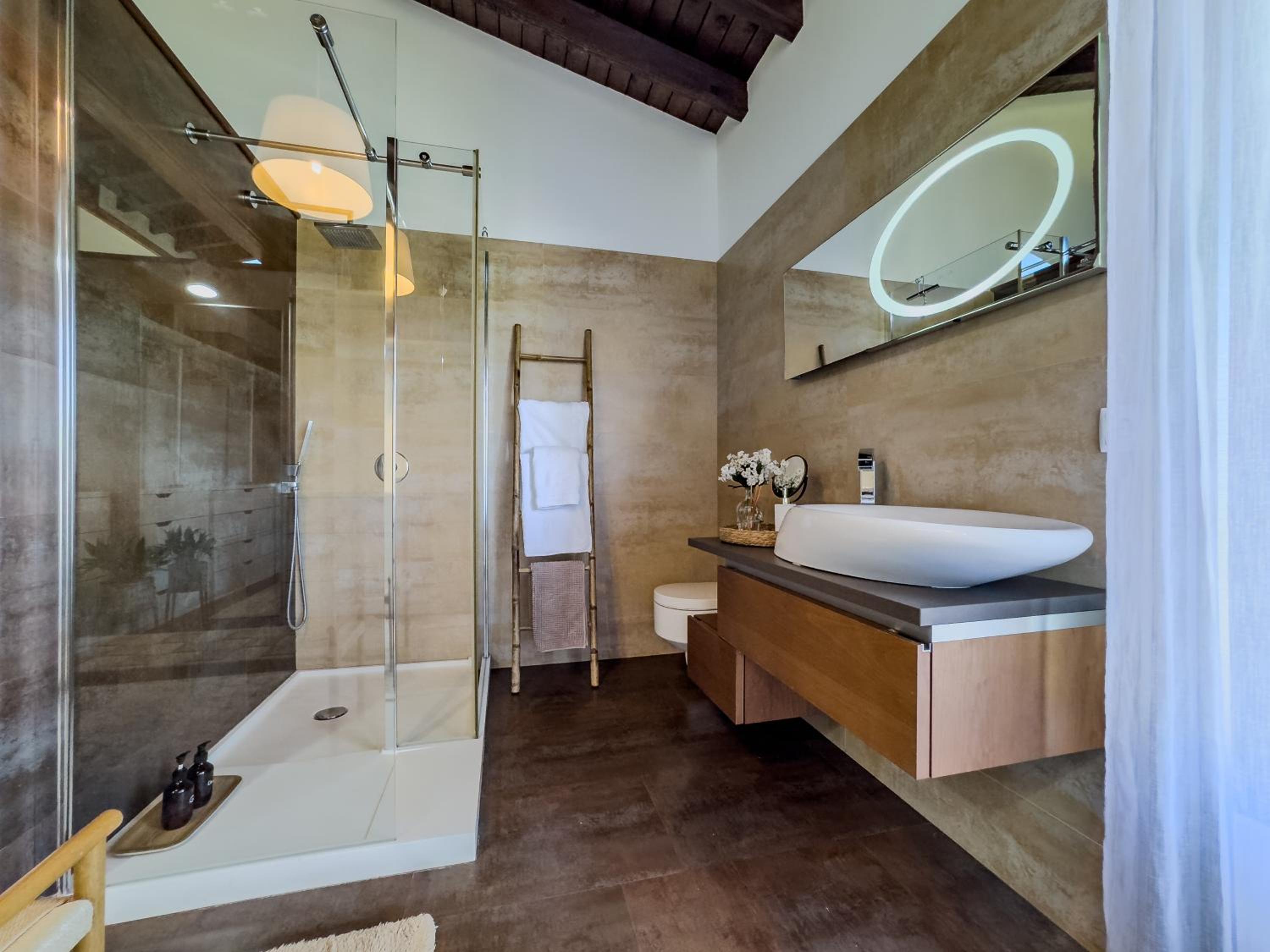 La Carrera, villa moderna con piscina privada en Mogro Cantabria