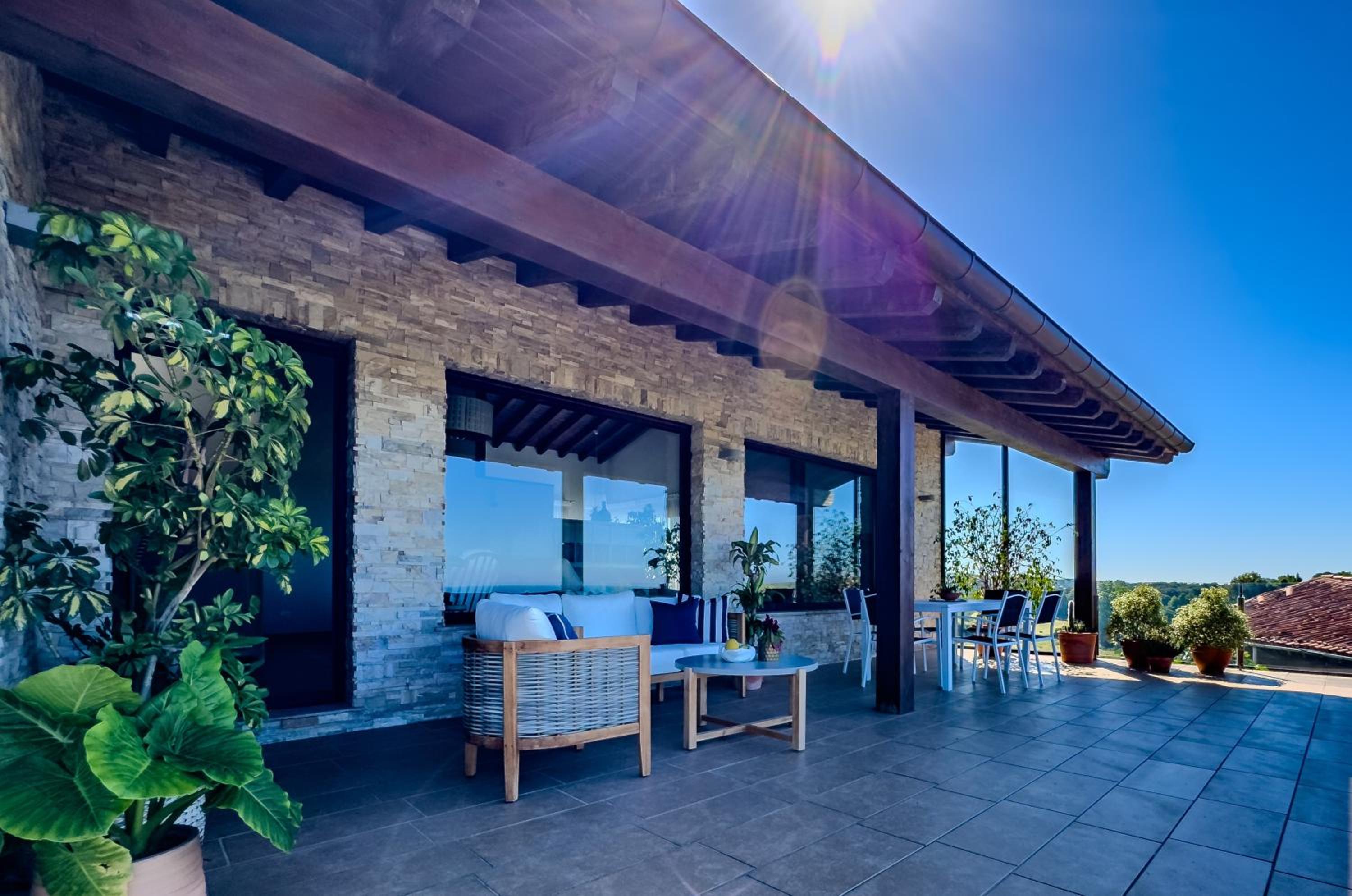 La Carrera, villa moderna con piscina privada en Mogro Cantabria