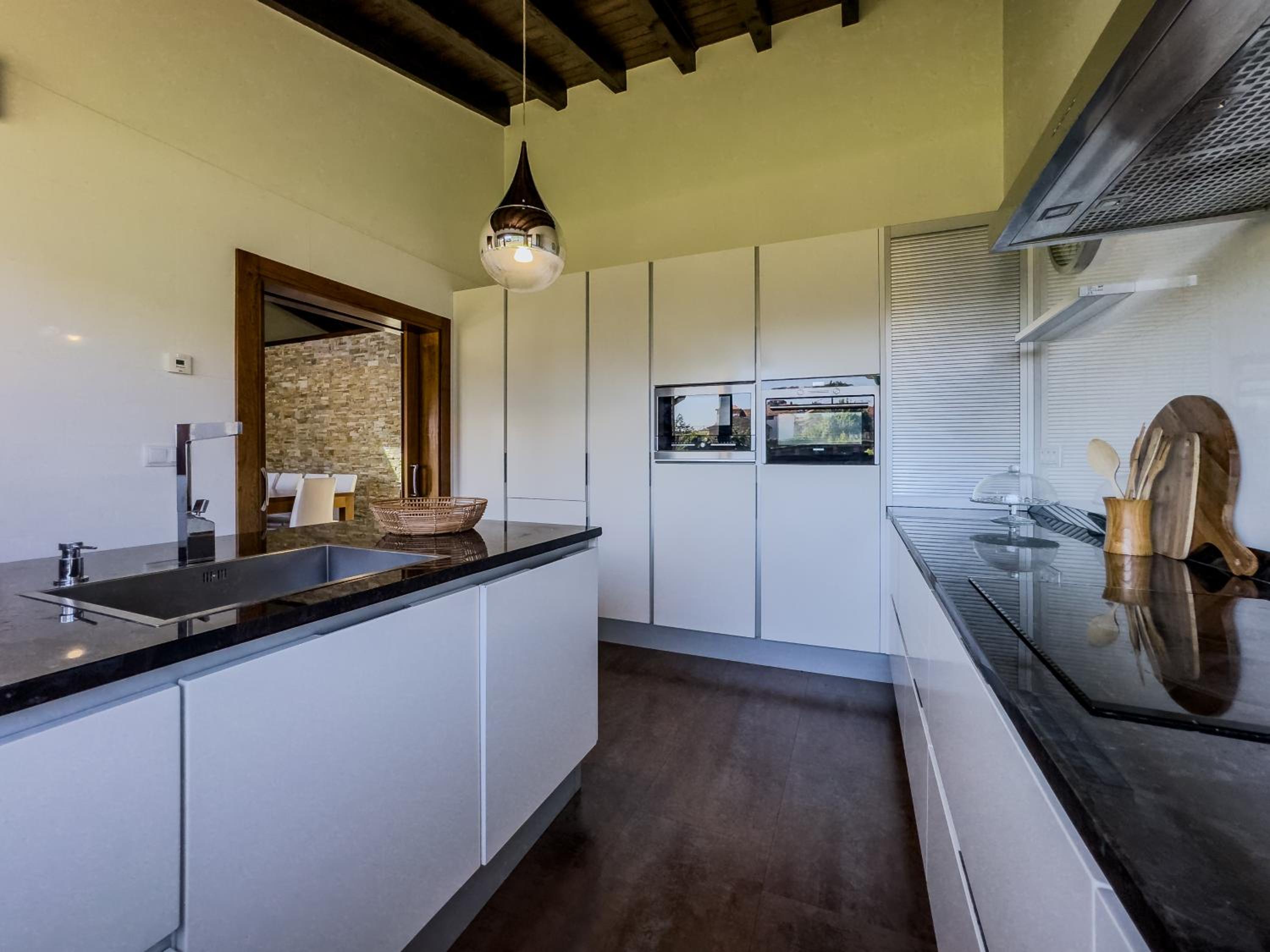 La Carrera, villa moderna con piscina privada en Mogro Cantabria