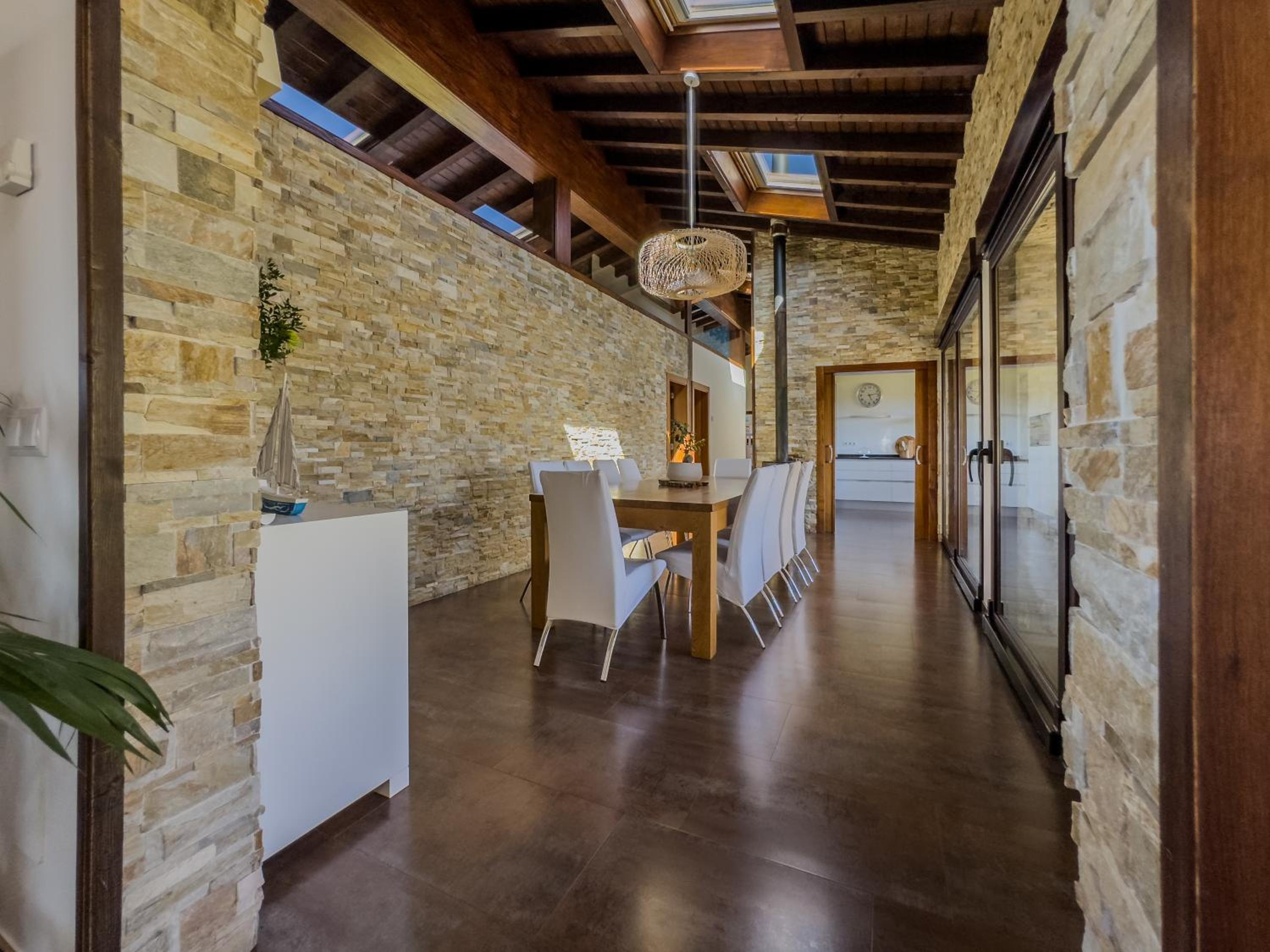 La Carrera, villa moderna con piscina privada en Mogro Cantabria