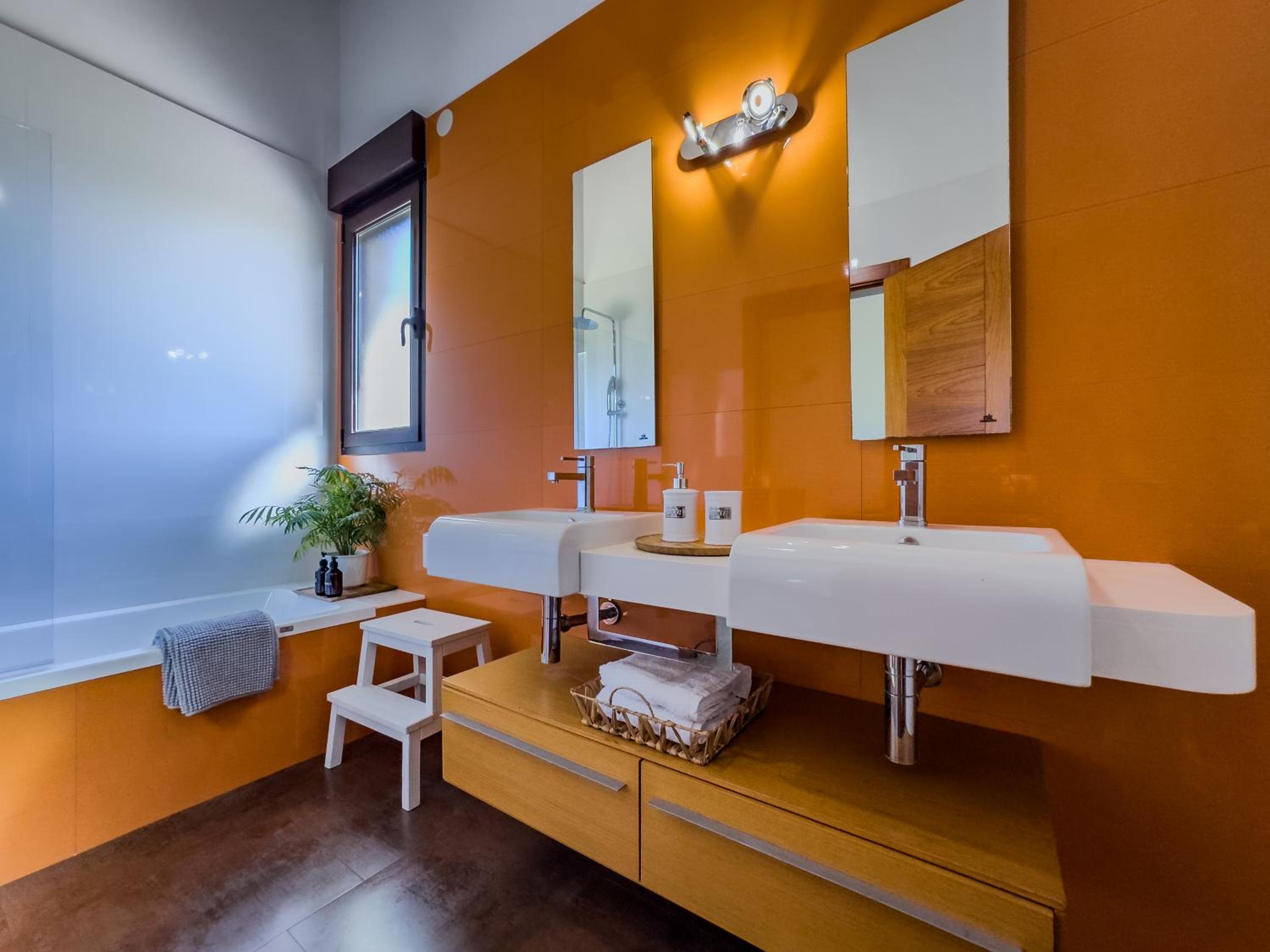 La Carrera, villa moderna con piscina privada en Mogro Cantabria