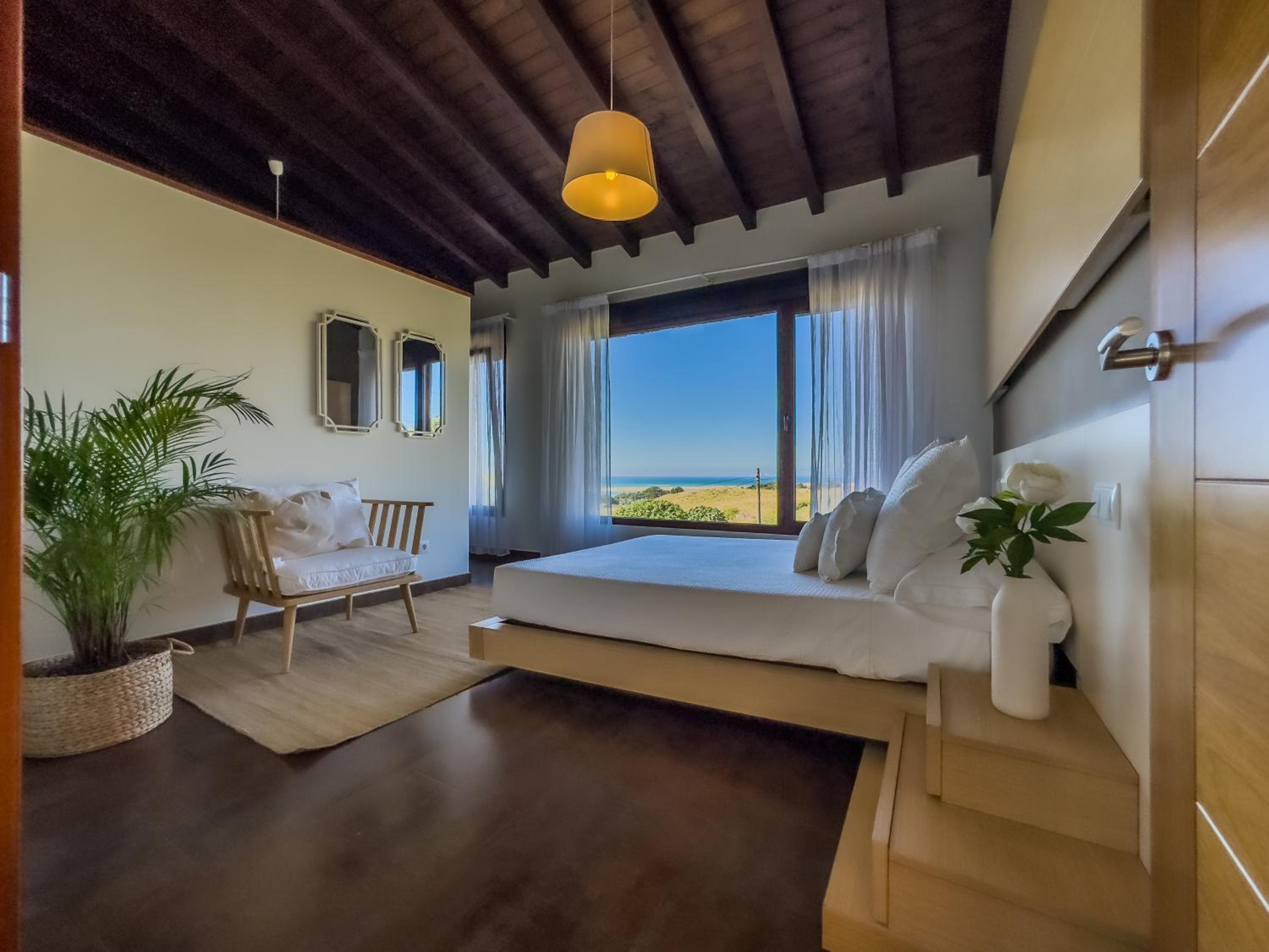 La Carrera, villa moderna con piscina privada en Mogro Cantabria