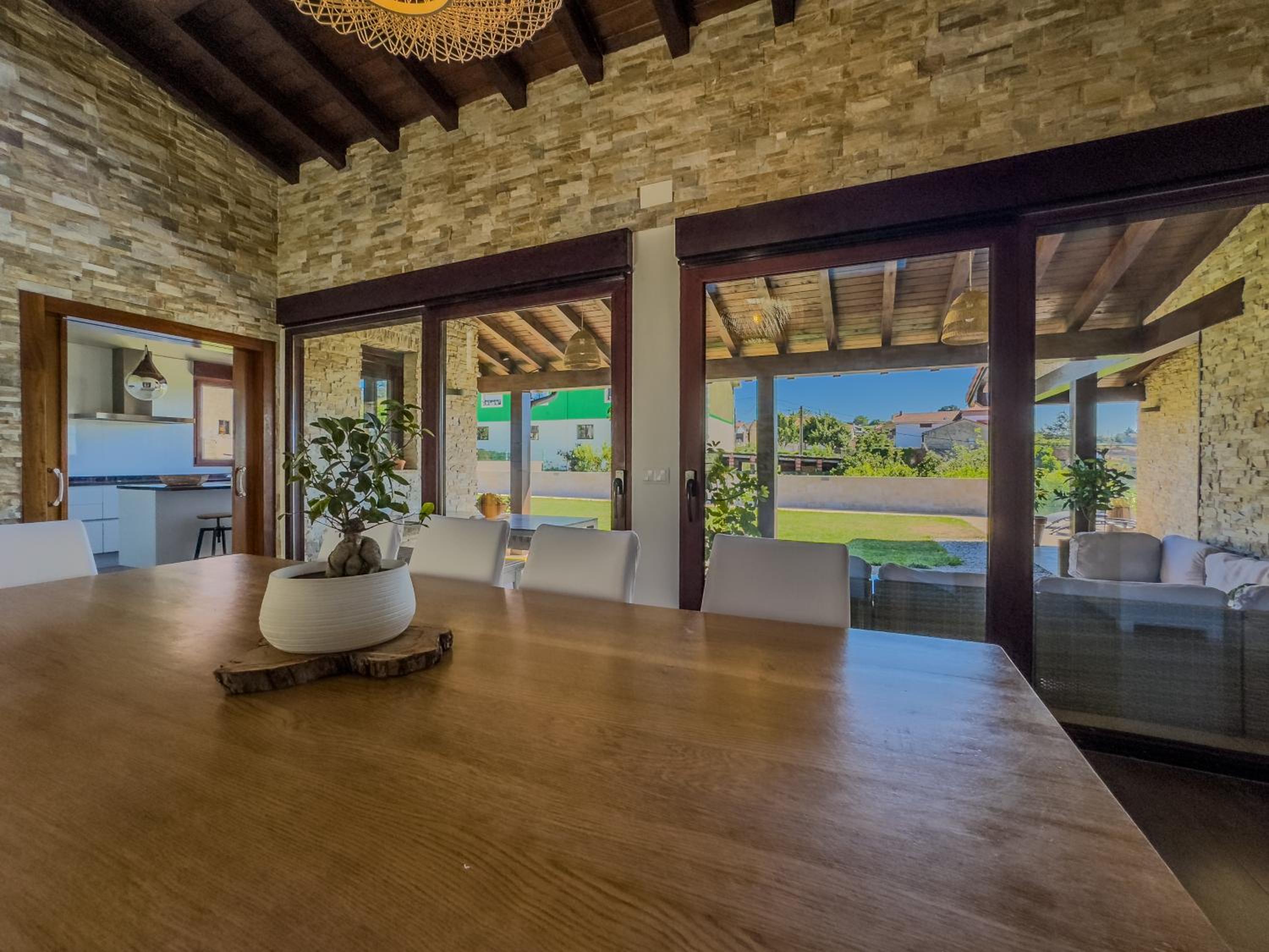 La Carrera, villa moderna con piscina privada en Mogro Cantabria