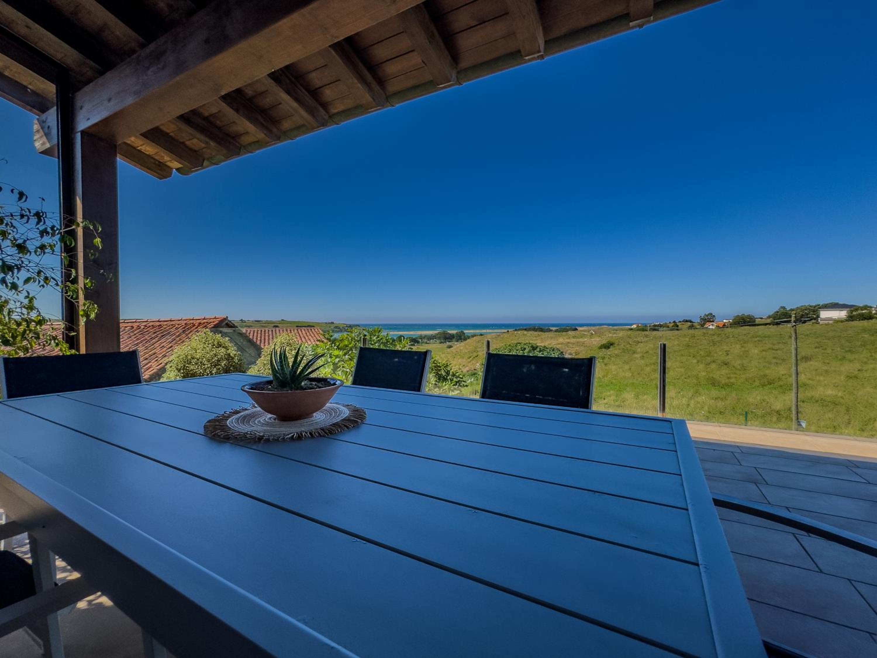 La Carrera, villa moderna con piscina privada en Mogro Cantabria