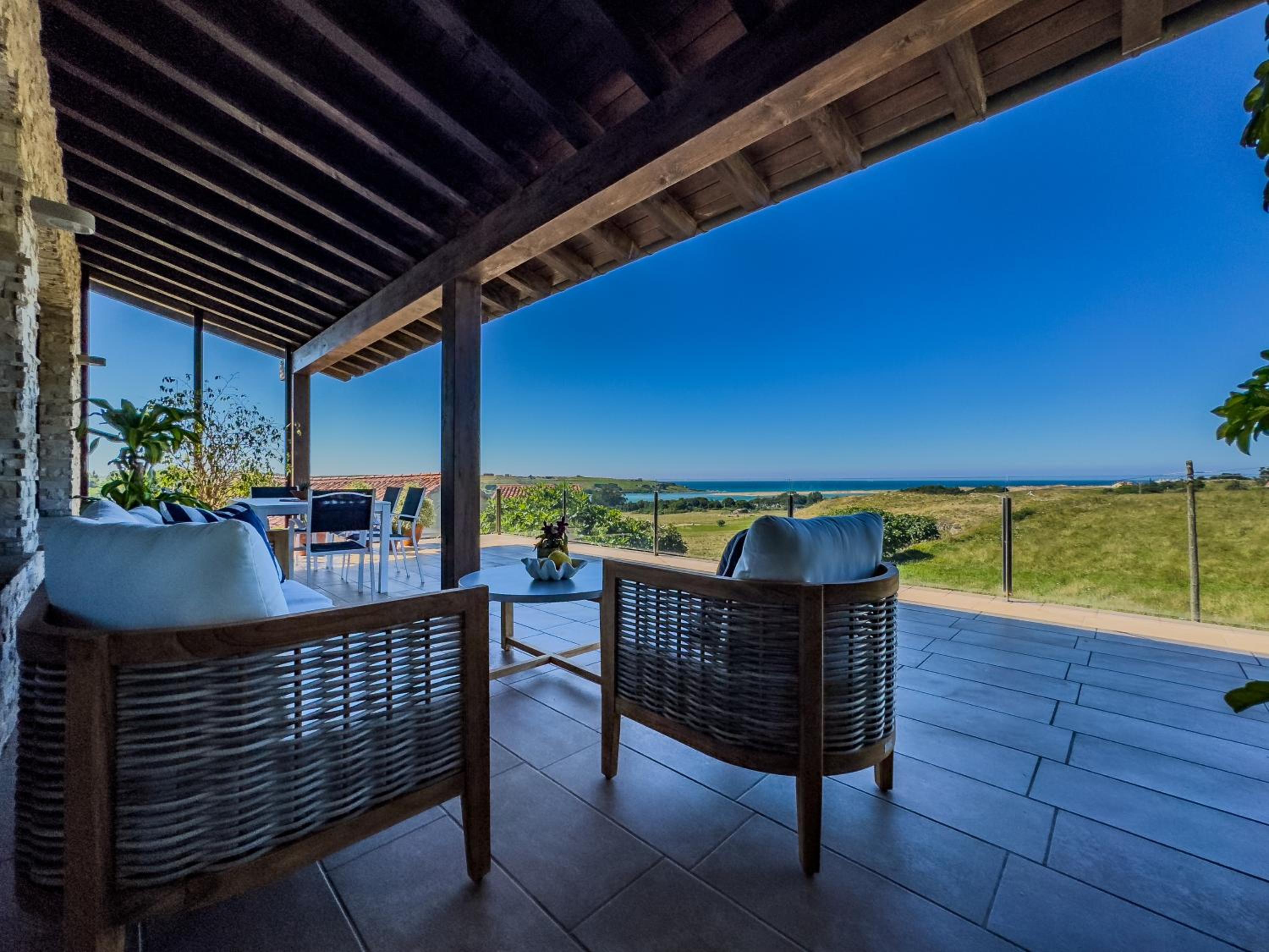 La Carrera, villa moderna con piscina privada en Mogro Cantabria