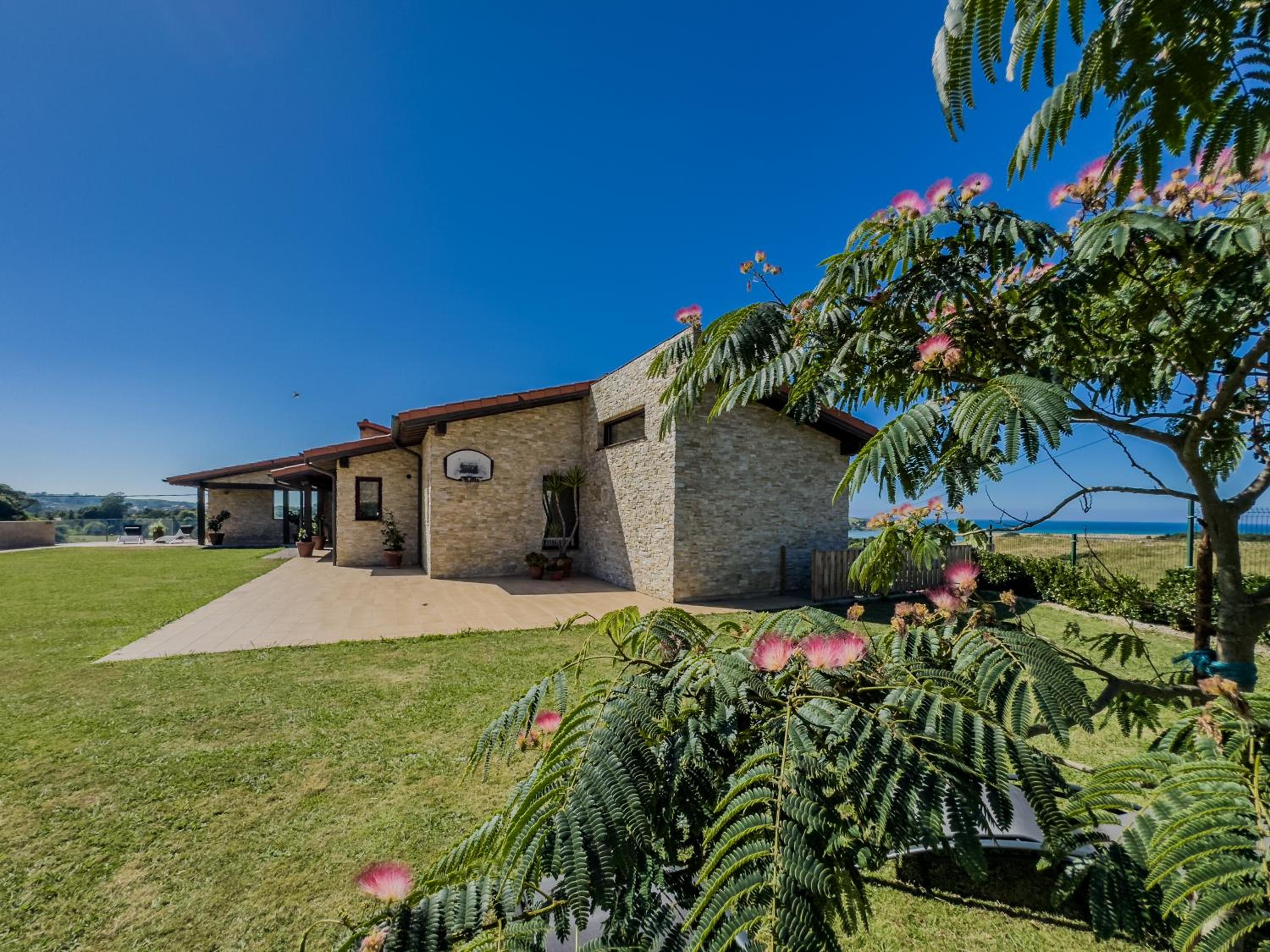 La Carrera, villa moderna con piscina privada en Mogro Cantabria