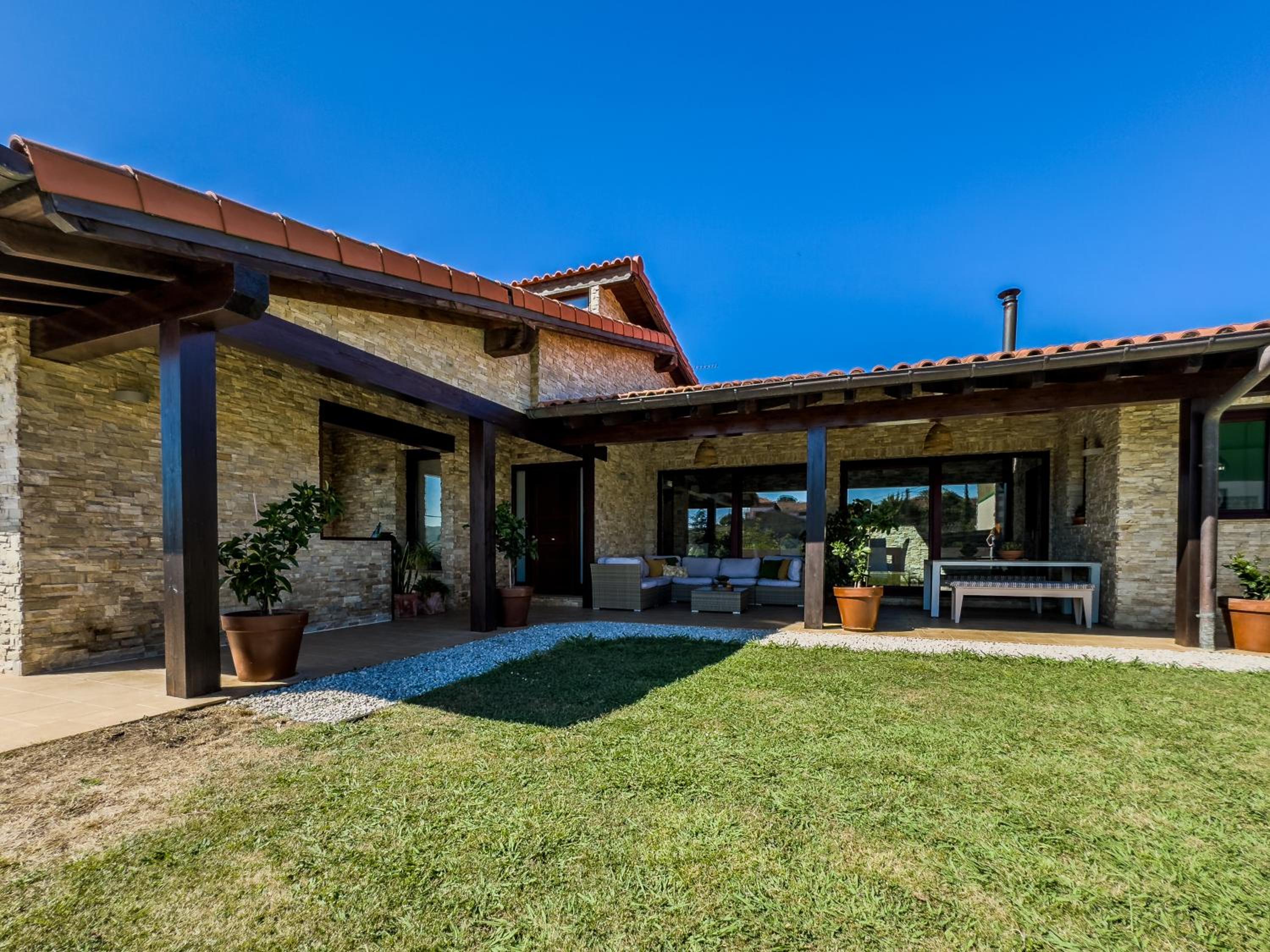 La Carrera, villa moderna con piscina privada en Mogro Cantabria