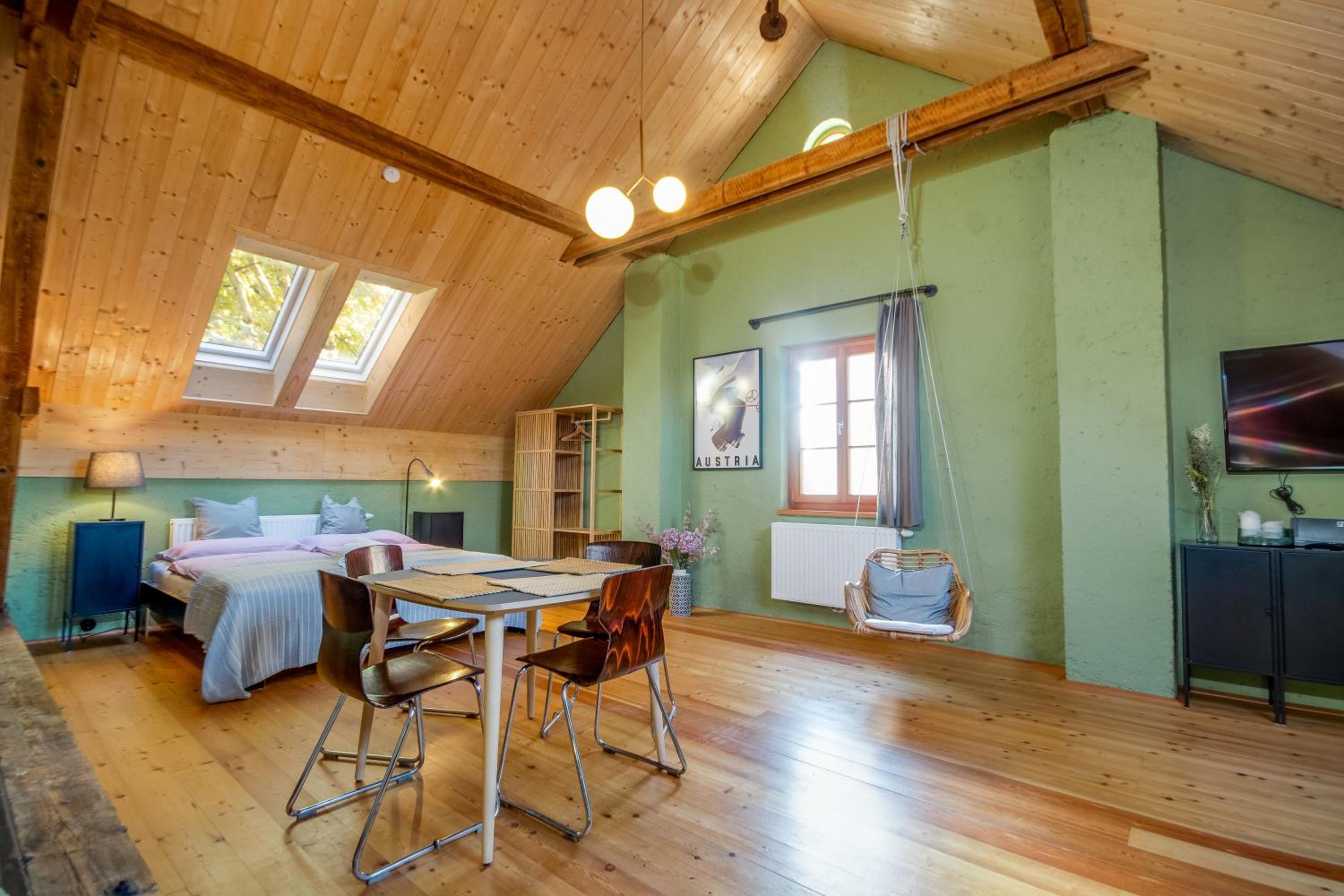 Großes City-Loft - Schwingstuhl & Sterne